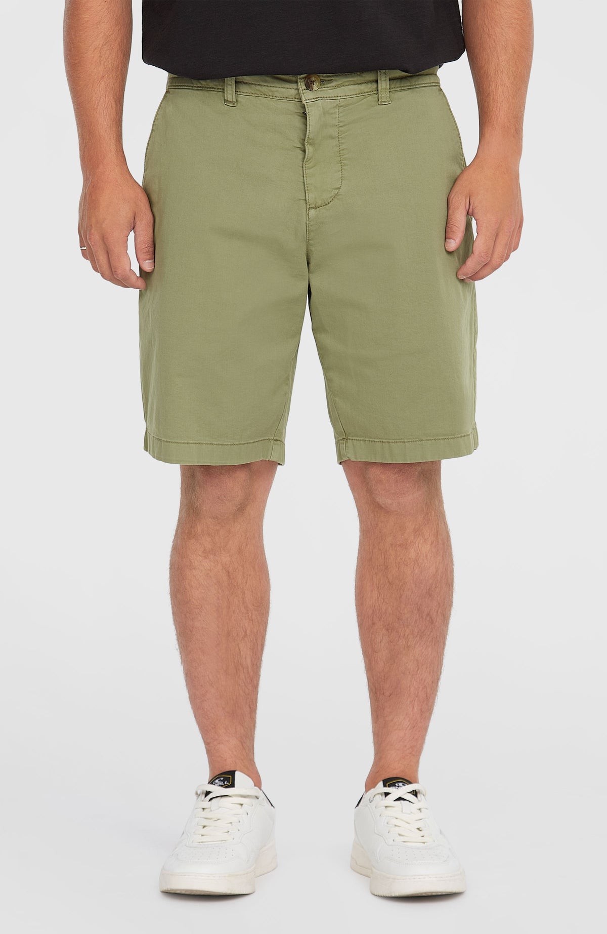 Essentials Chino-Shorts für Herren, grün, Frontansicht am Model mit Verschlussknopf und Reißverschlussleiste
