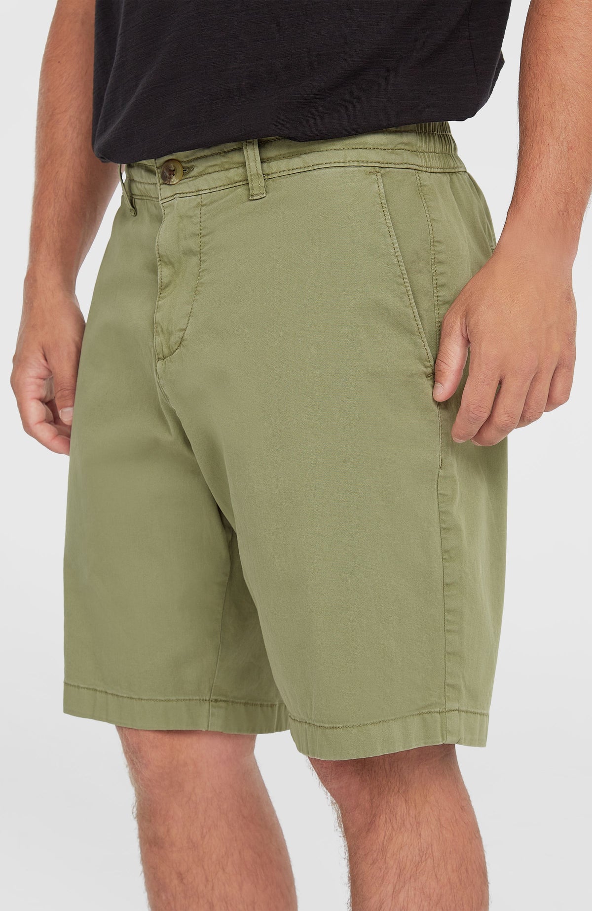 Essentials Chino-Shorts für Herren, grün, Halbprofilansicht am Model mit seitlicher Eingrifftasche