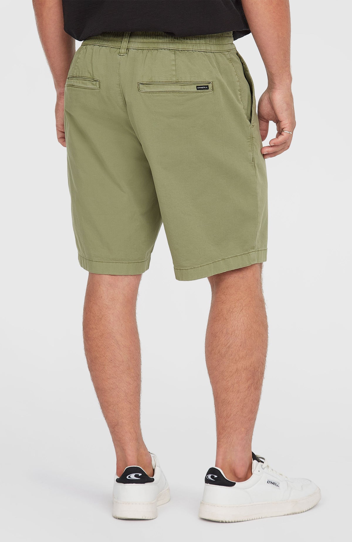 Essentials Chino-Shorts für Herren, grün, Rückansicht am Model mit Gesäßtaschen und elastischem Bund