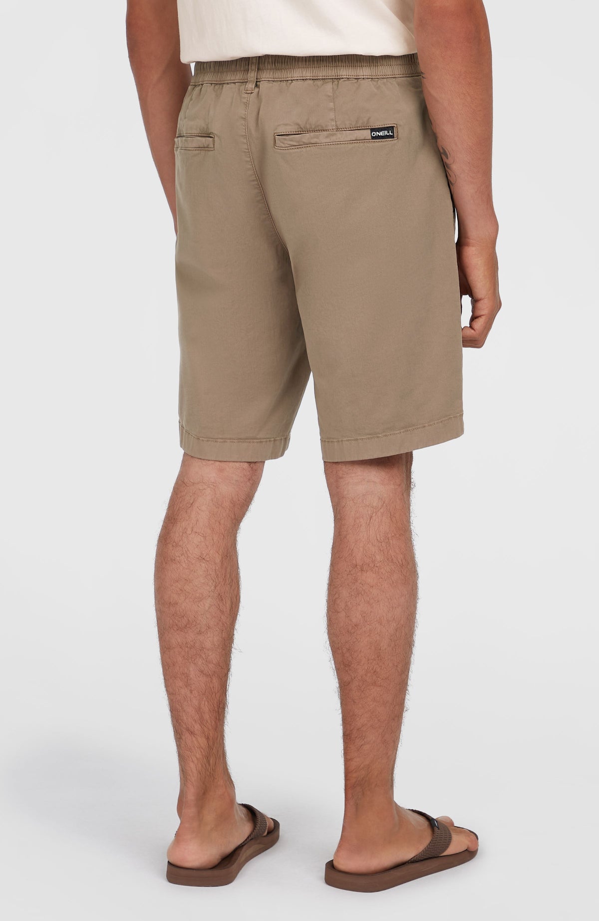 Essentials Chino-Shorts für Herren, braun, Rückansicht am Model mit Gesäßtaschen