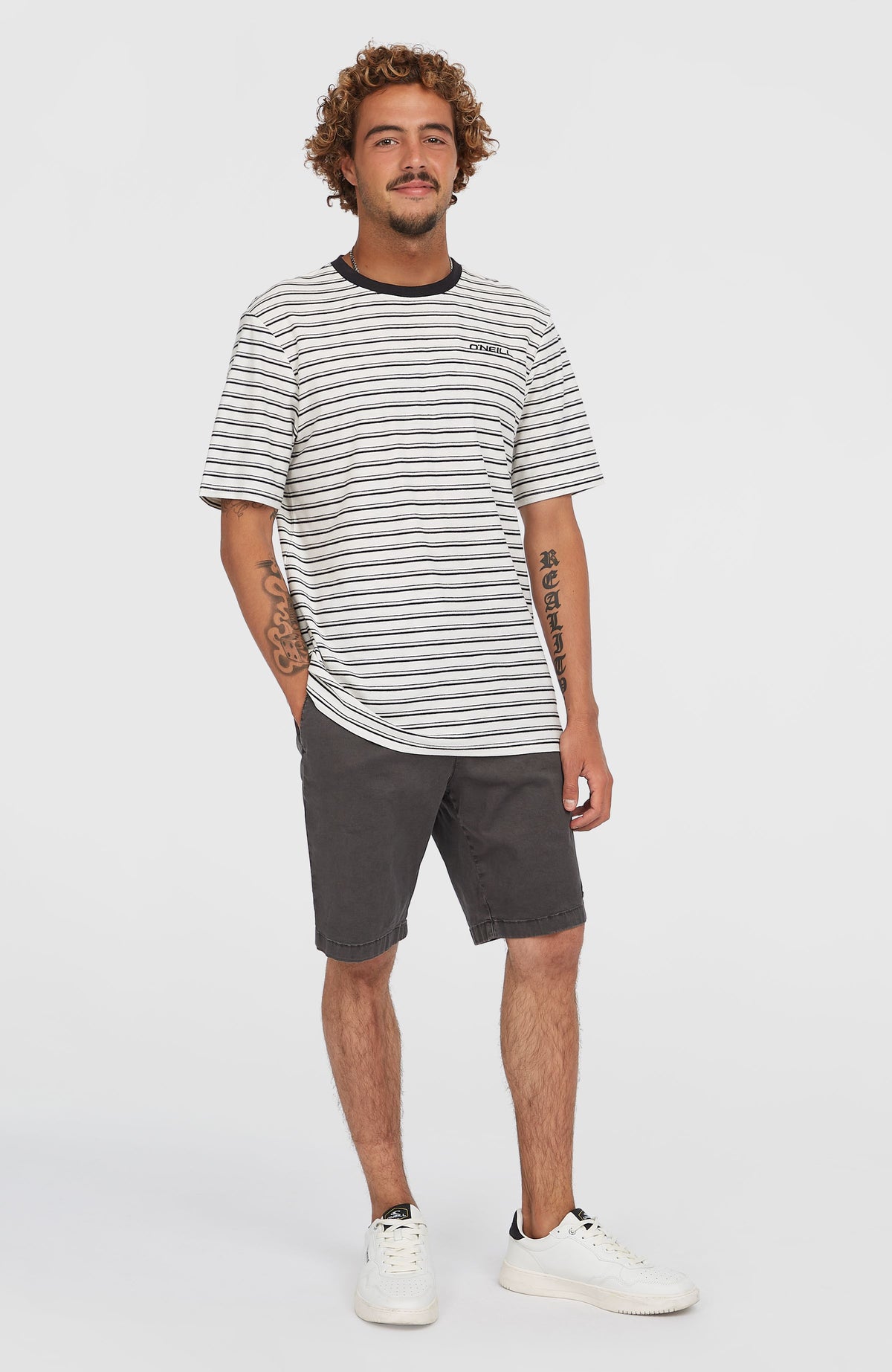 O'Neill Essentials Chino-Shorts für Herren in Grau, Vorderansicht, getragen am Model in ganzer Länge