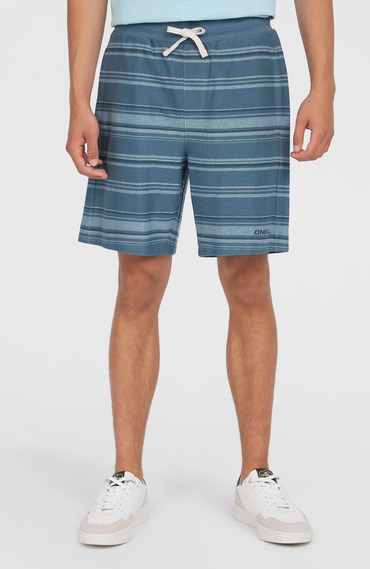 Bavaro Shorts für Herren, blau mit Streifenmuster in Hellblau, Vorderansicht mit Kordelzug am Bund