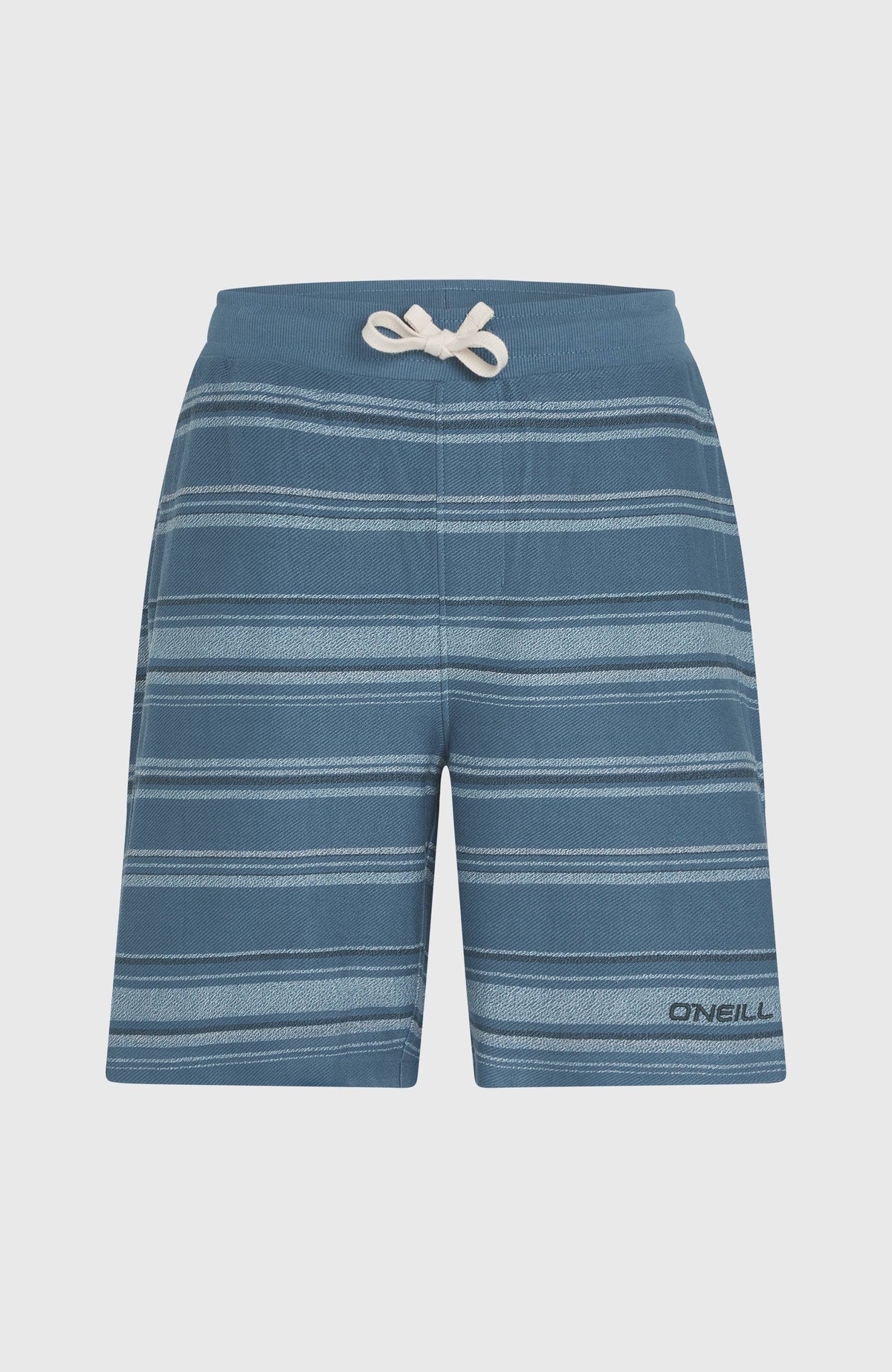 Blaue Bavaro Shorts für Herren mit Streifenmuster in Hellblau, freigestellt von vorne mit Kordelzug