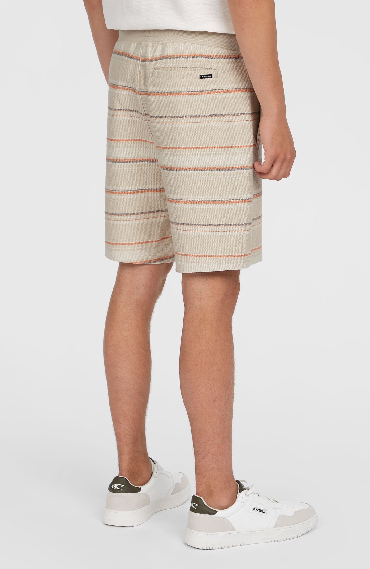 Bavaro Shorts für Herren, beige mit Streifenmuster in Orange und Grau, Rückansicht am Model mit Gesäßtasche