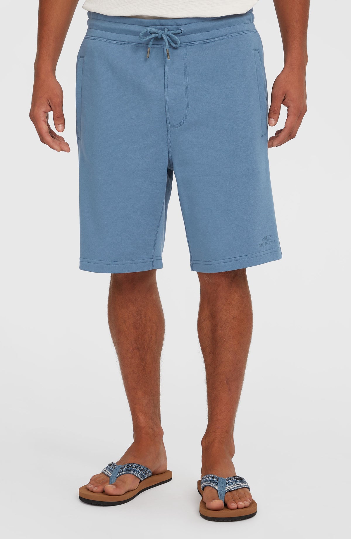 Small Logo Sweatshorts für Herren, blau, Vorderansicht am Model mit elastischem Bund und Kordelzug