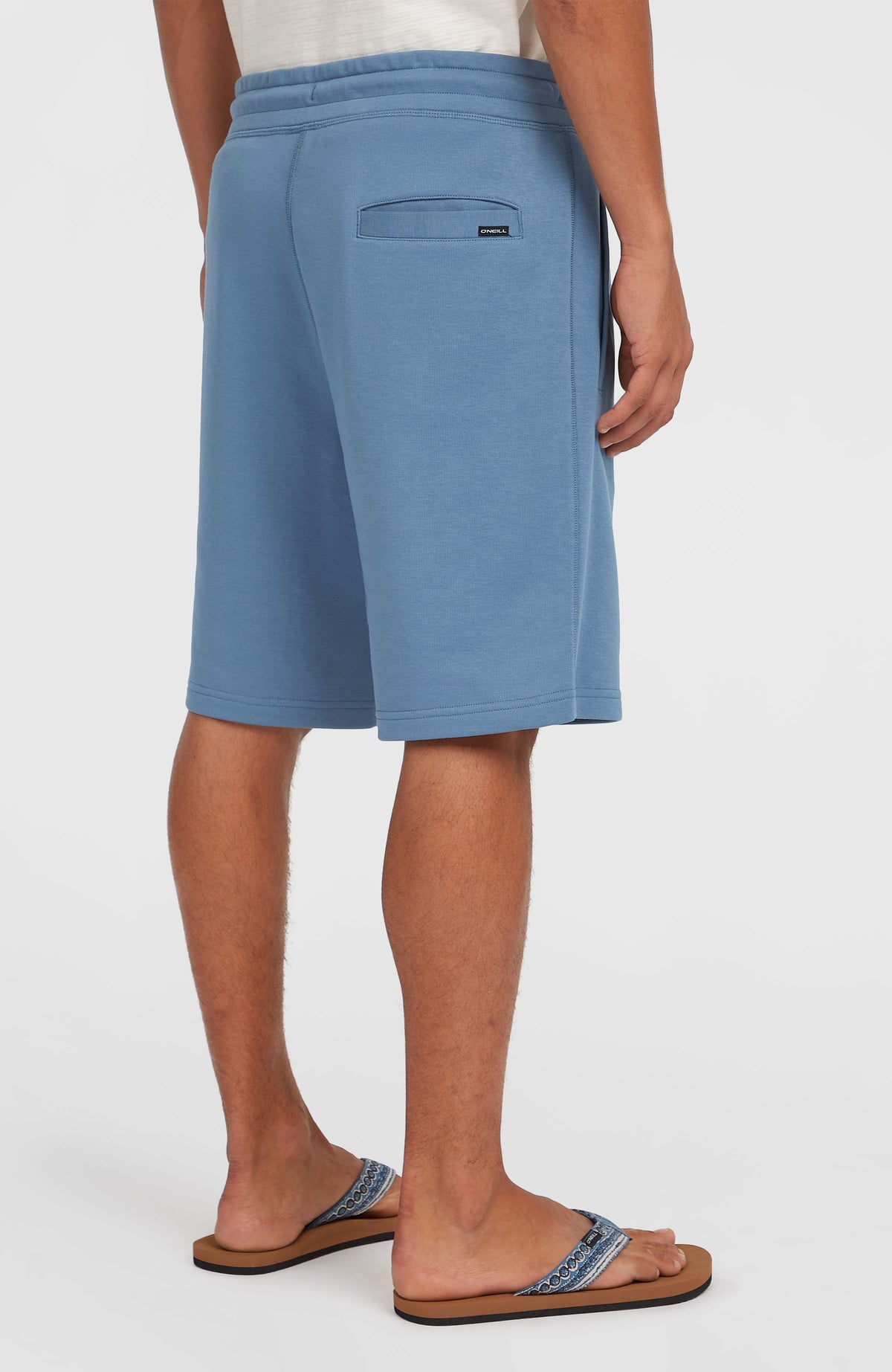 Small Logo Sweatshorts für Herren, blau, halbe Rückansicht getragen am Model mit Gesäßtasche