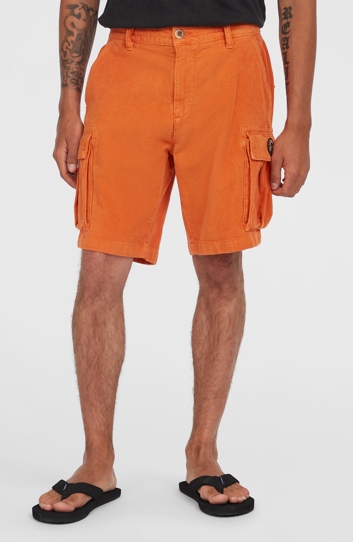 O'Riginals Cord-Cargo-Shorts für Herren, orange, Nahaufnahme der Vorderseite mit Hosenbund und Knopfverschluss