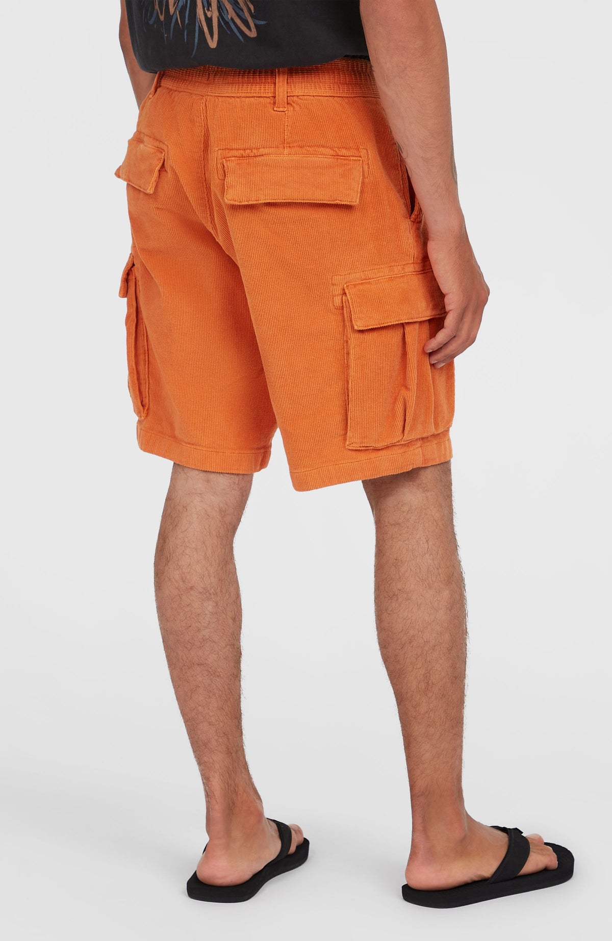 O'Riginals Cord-Cargo-Shorts für Herren, orange, Rückansicht am Model, aufgesetzte Gesäßtaschen mit Klappe