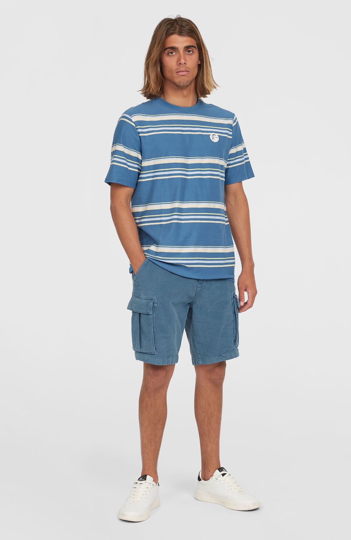 O'Neill O'Riginals Cord-Cargo-Shorts für Herren, blau, Vorderansicht getragen am Model mit Beintaschen