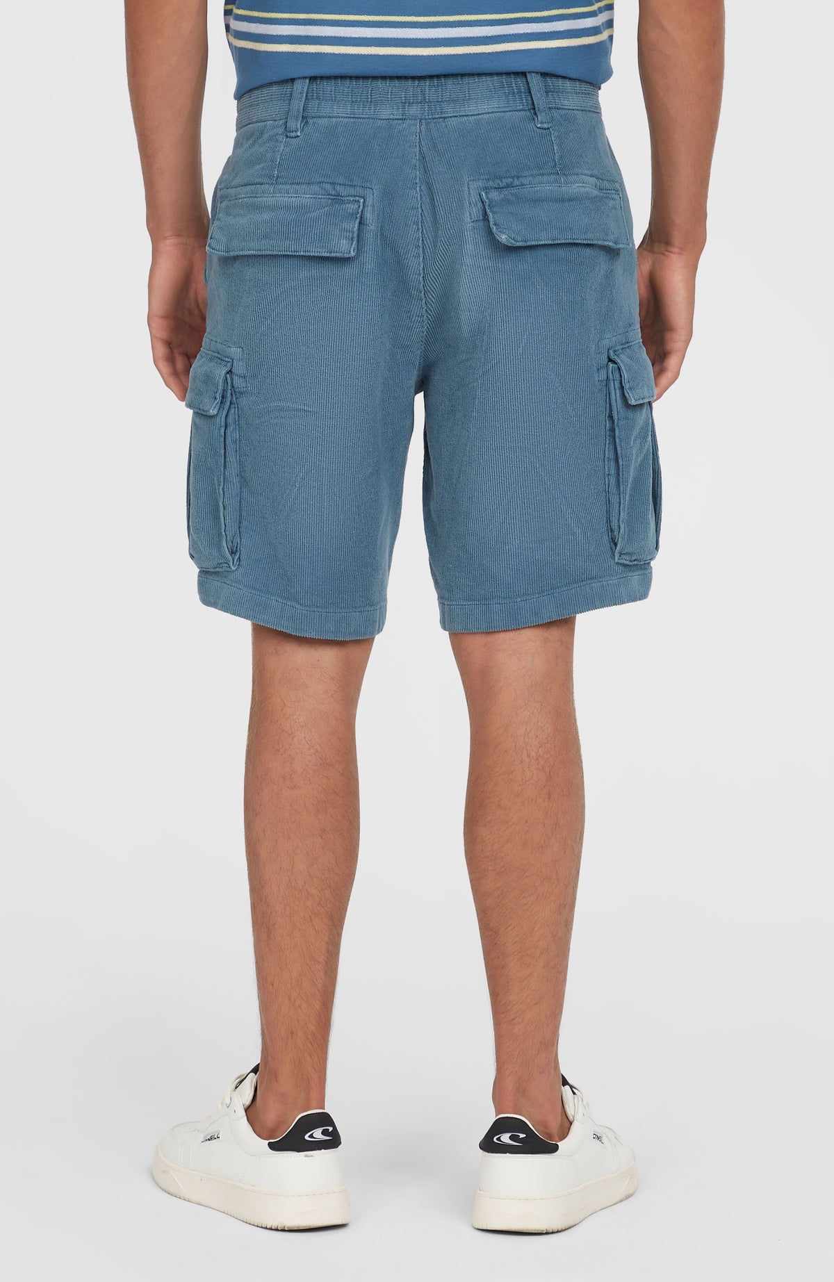 O'Riginals Cord-Cargo-Shorts für Herren, blau, Rückansicht getragen am Model mit Gesäßtaschen