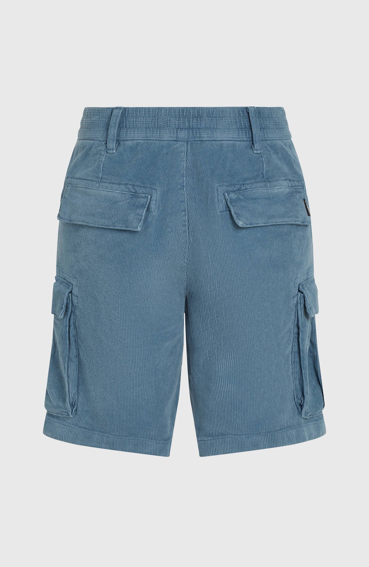 Blaue O'Riginals Cord-Cargo-Shorts für Herren, freigestellt von hinten mit geklappten Gesäßtaschen