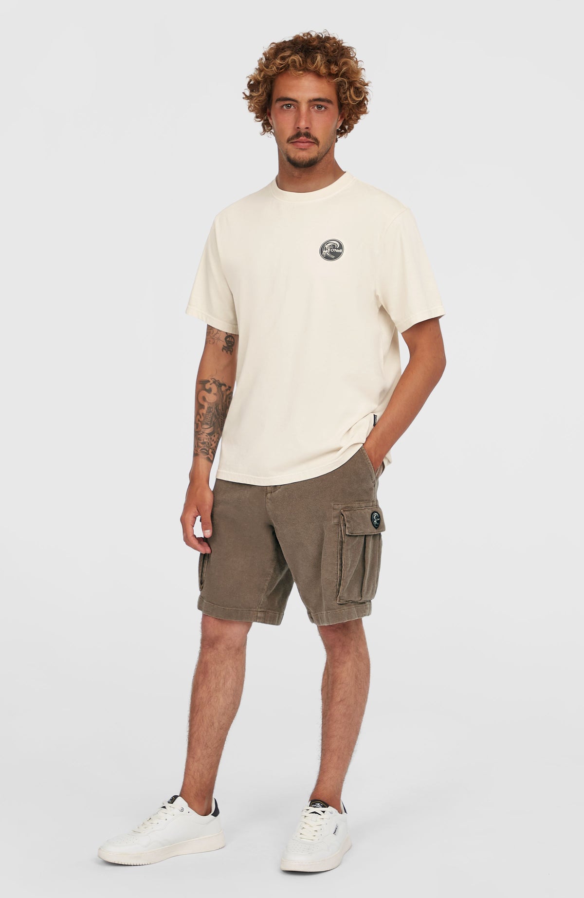 O'Neill O'Riginals Cord-Cargo-Shorts für Herren, braun, Vorderansicht, getragen am Model mit Cargotaschen