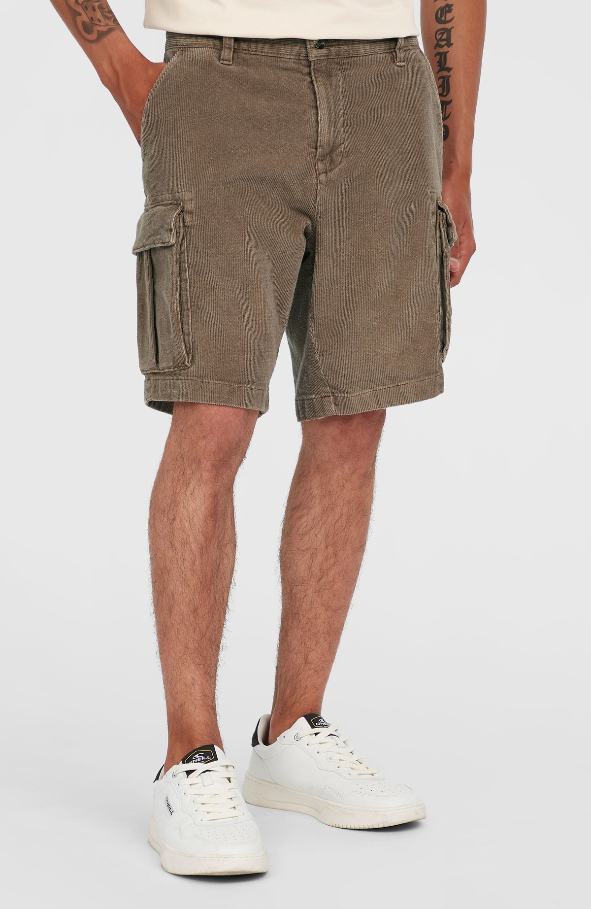 O'Riginals Cord-Cargo-Shorts für Herren, braun, Vorderansicht am Model mit Gürtelschlaufen und Bund