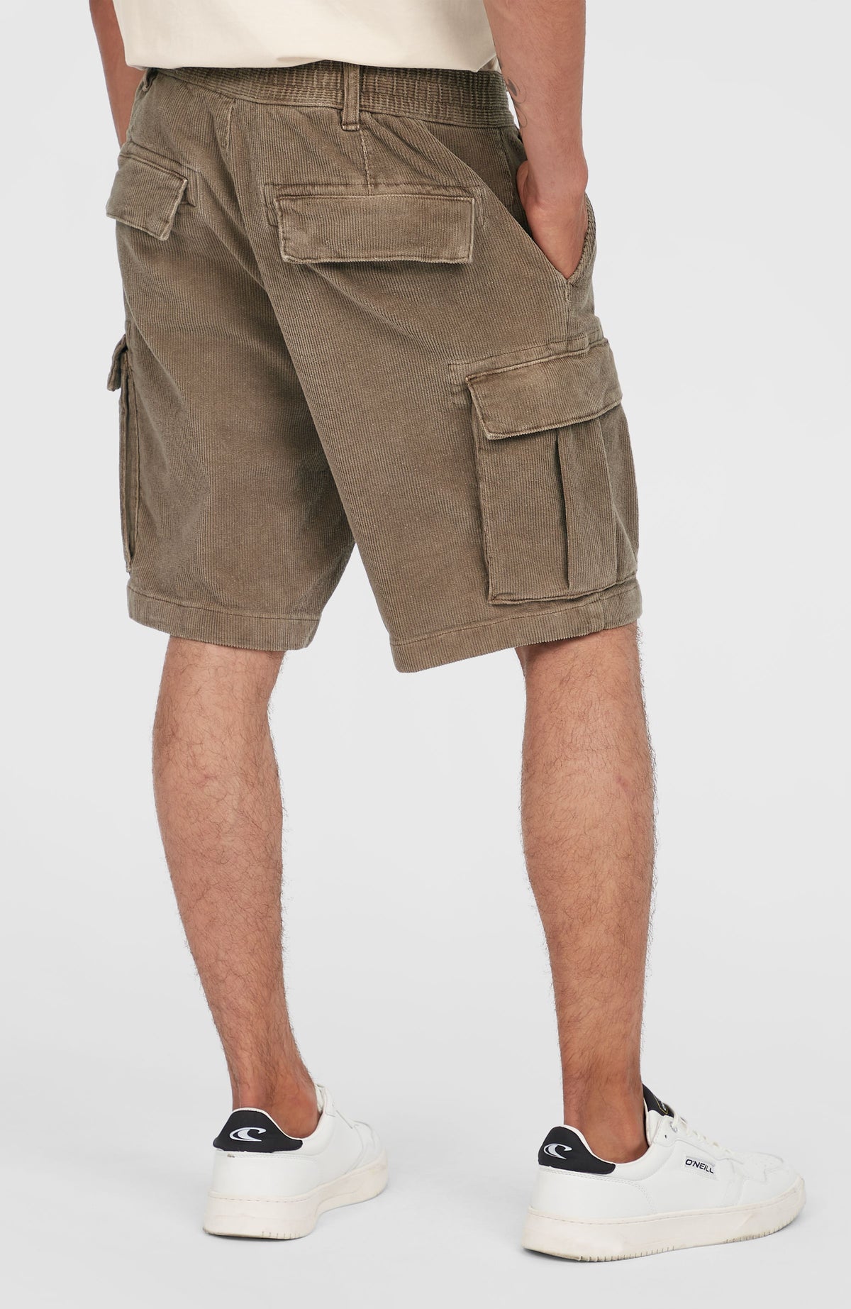 O'Riginals Cord-Cargo-Shorts für Herren, braun, Rückansicht am Model mit geklappten Gesäßtaschen