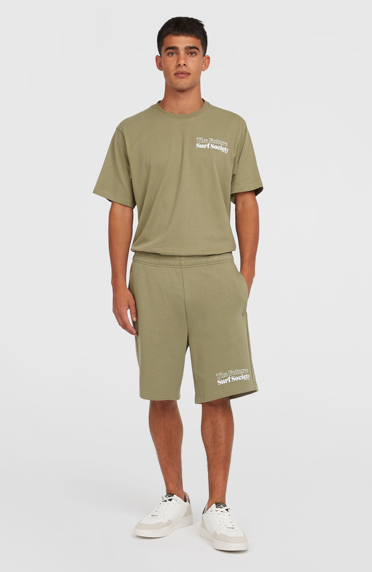 O'Neill Future Surf Society Shorts für Herren, grün mit Logo-Print in Weiß, am Model von vorne