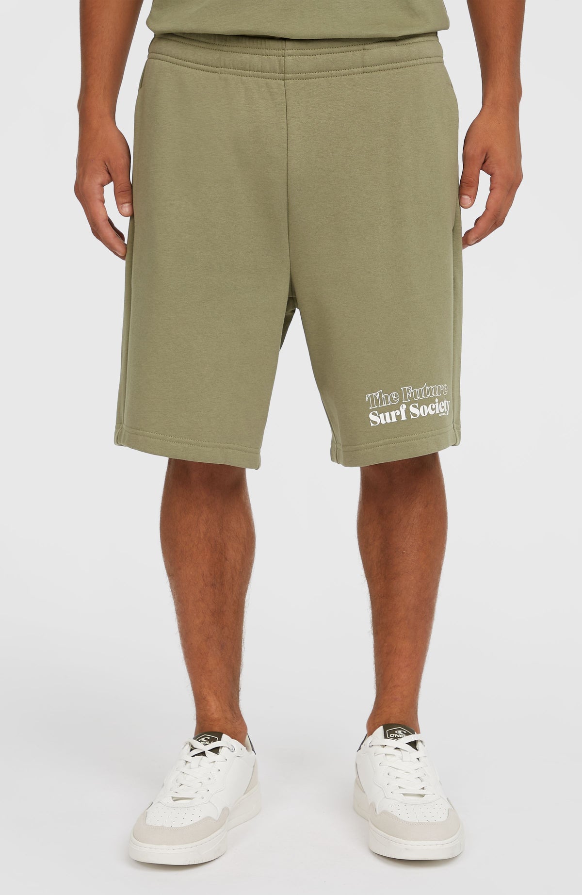 Future Surf Society Shorts für Herren, grün mit Logo-Print in Weiß, getragen am Model, Vorderansicht