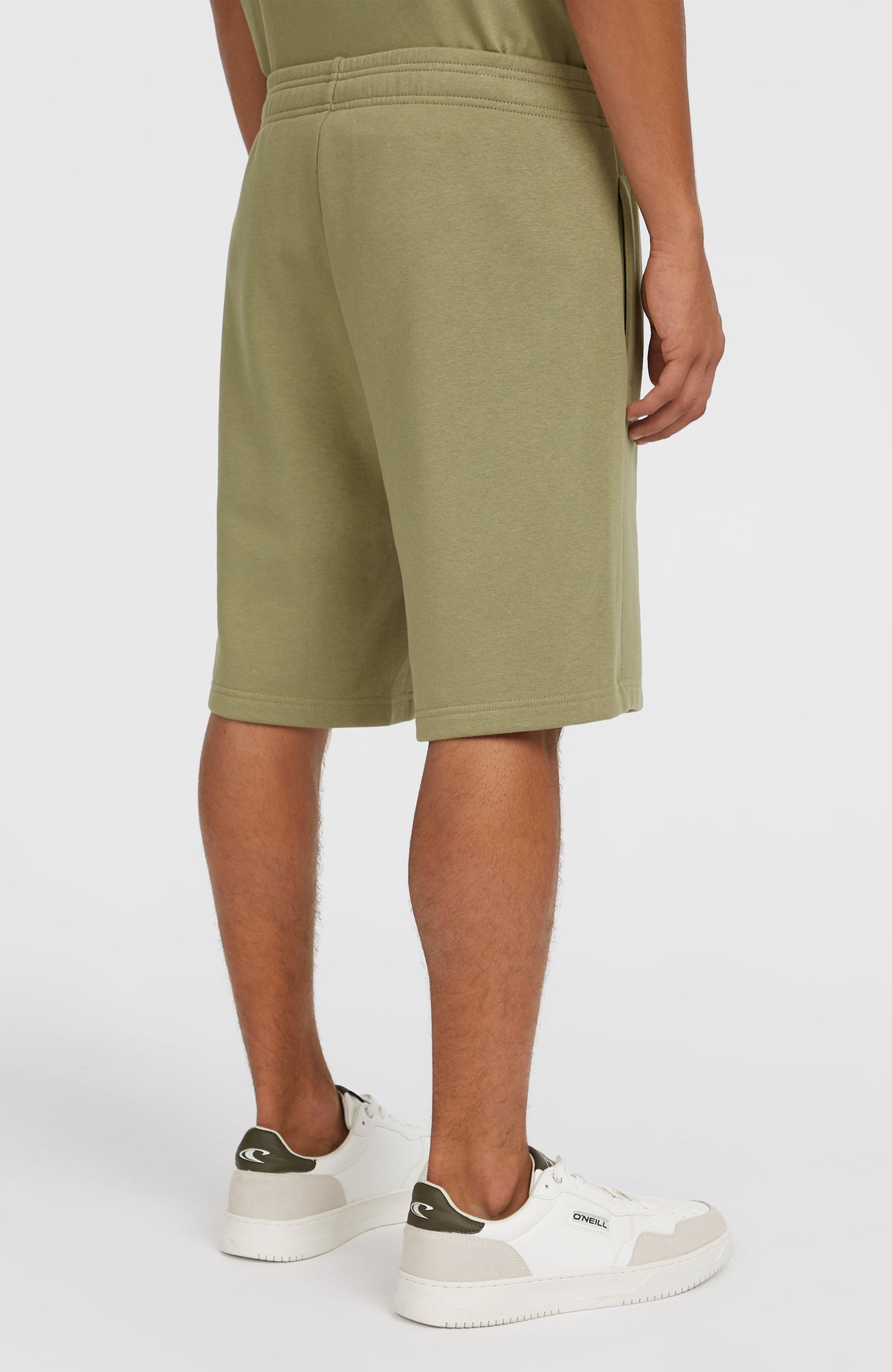 Future Surf Society Shorts für Herren, grün, getragen am Model, Ansicht von hinten schräg
