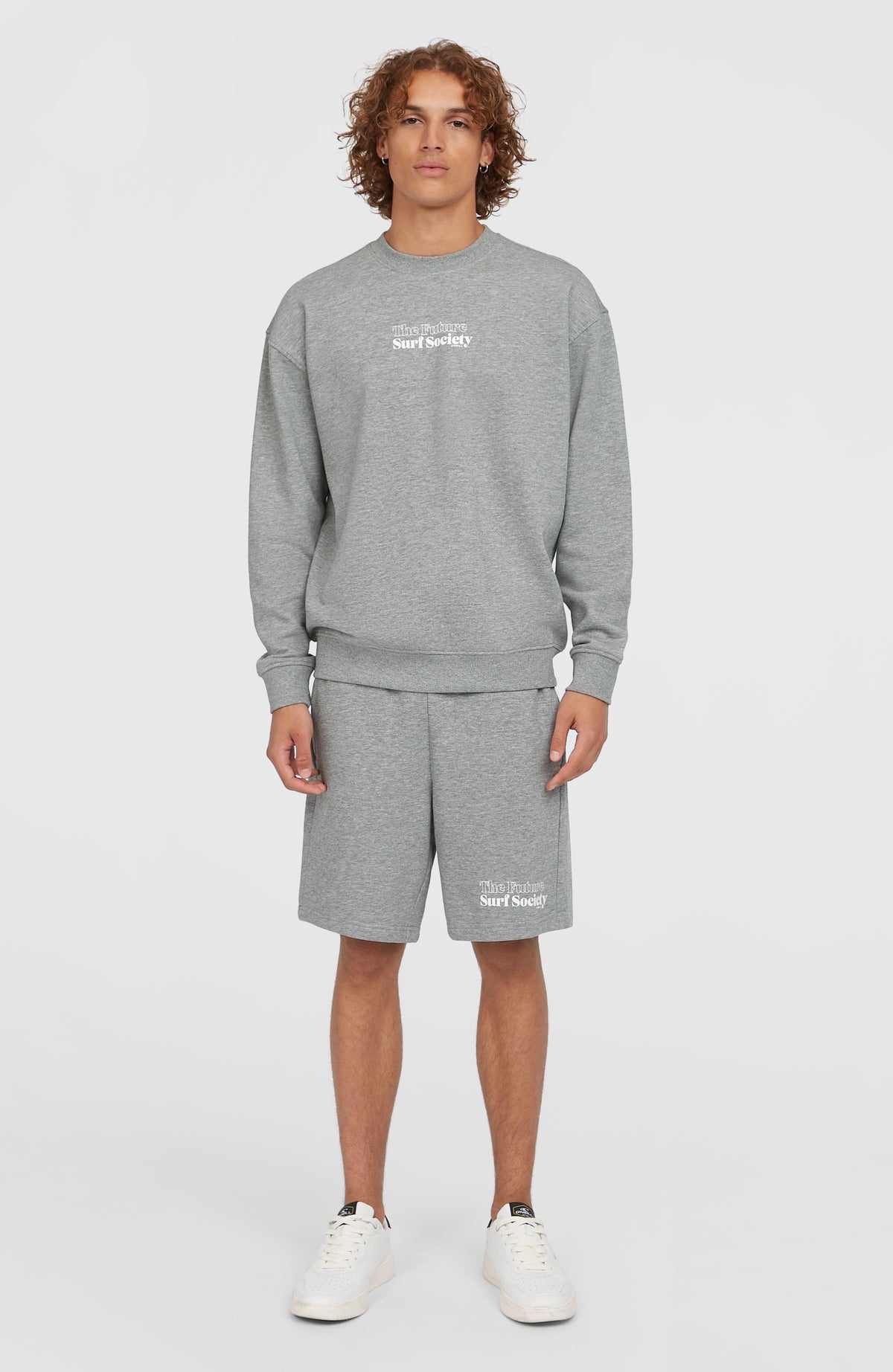 O'Neill Future Surf Society Shorts für Herren, grau mit Logo-Print in Weiß, Vorderansicht am Model