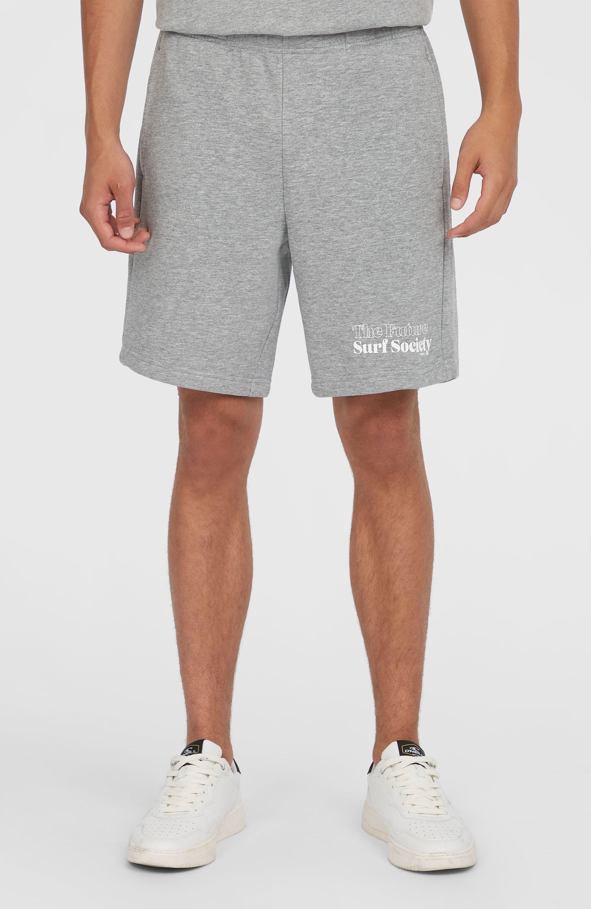 Future Surf Society Shorts für Herren, grau mit Logo-Print in Weiß, Vorderansicht am Model, elastischer Bund