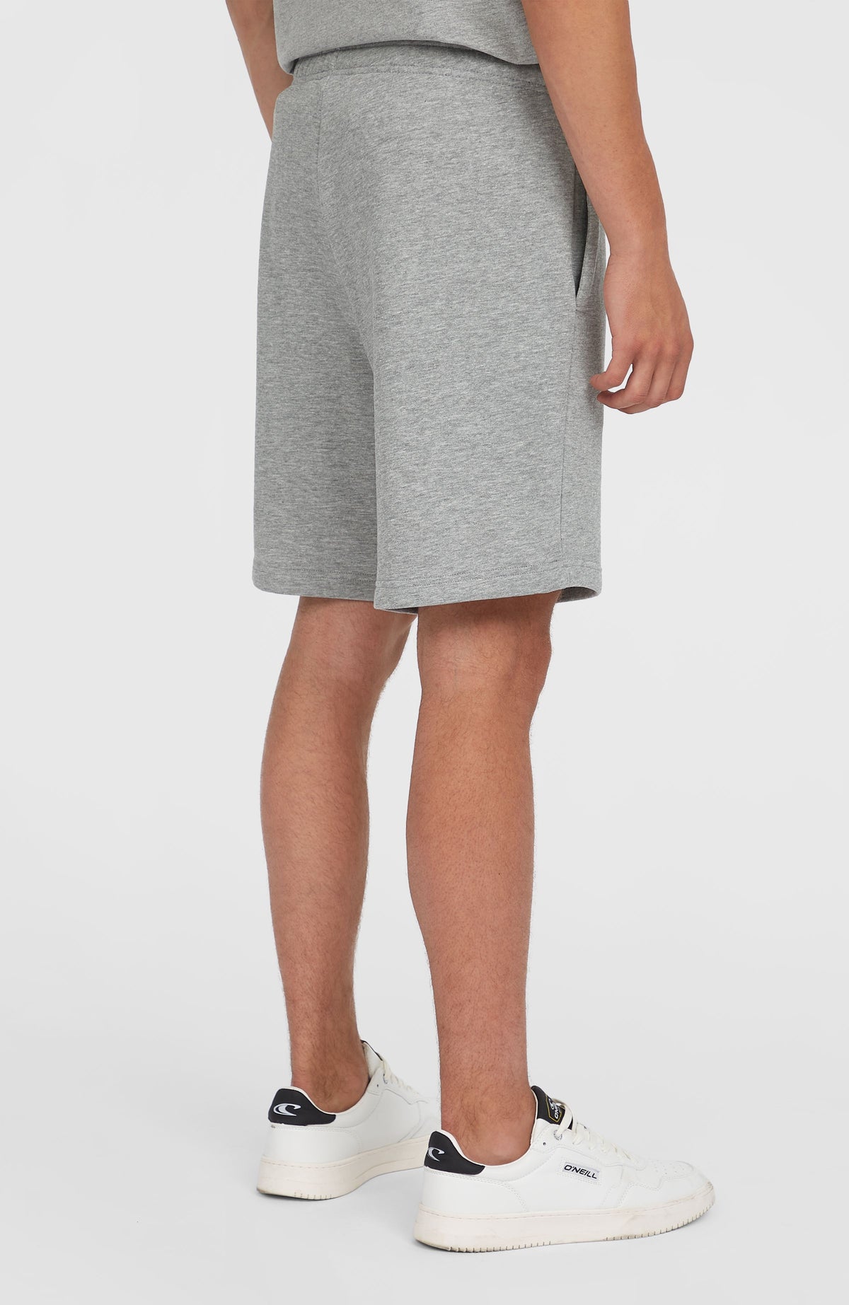 Future Surf Society Shorts für Herren, grau mit Logo-Print in Weiß, schräge Rückansicht am Model