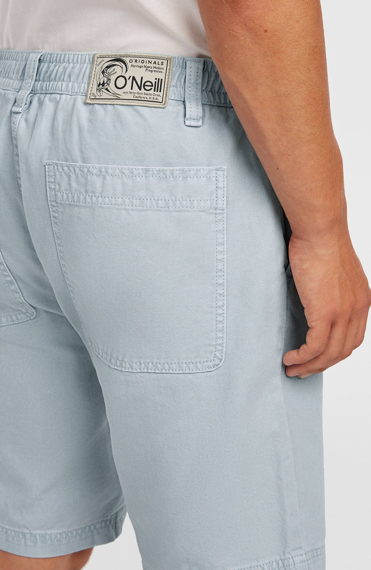 O'Riginals Shorts für Herren, blau, Nahaufnahme der Gesäßtasche und des Logo-Patches am Bund