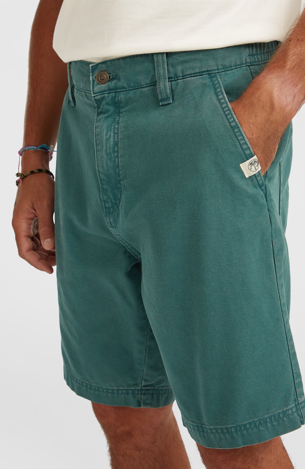 O'Riginals Shorts für Herren, grün, Nahaufnahme der seitlichen Eingrifftasche mit Logo-Label am Model