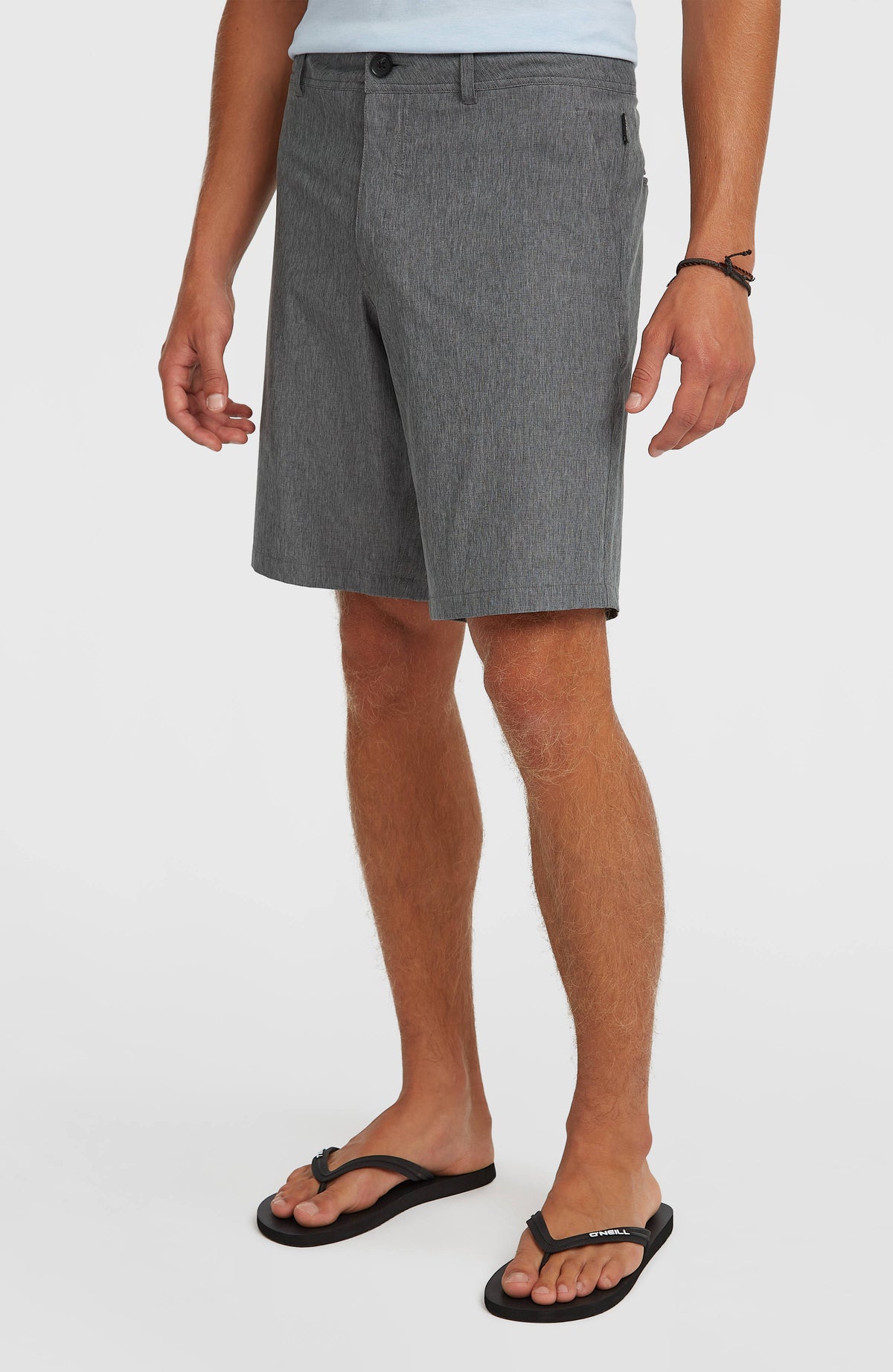 Hybrid 19" Melange Shorts für Herren, schwarz, getragen am Model, schräge Vorderansicht mit Bundknopf