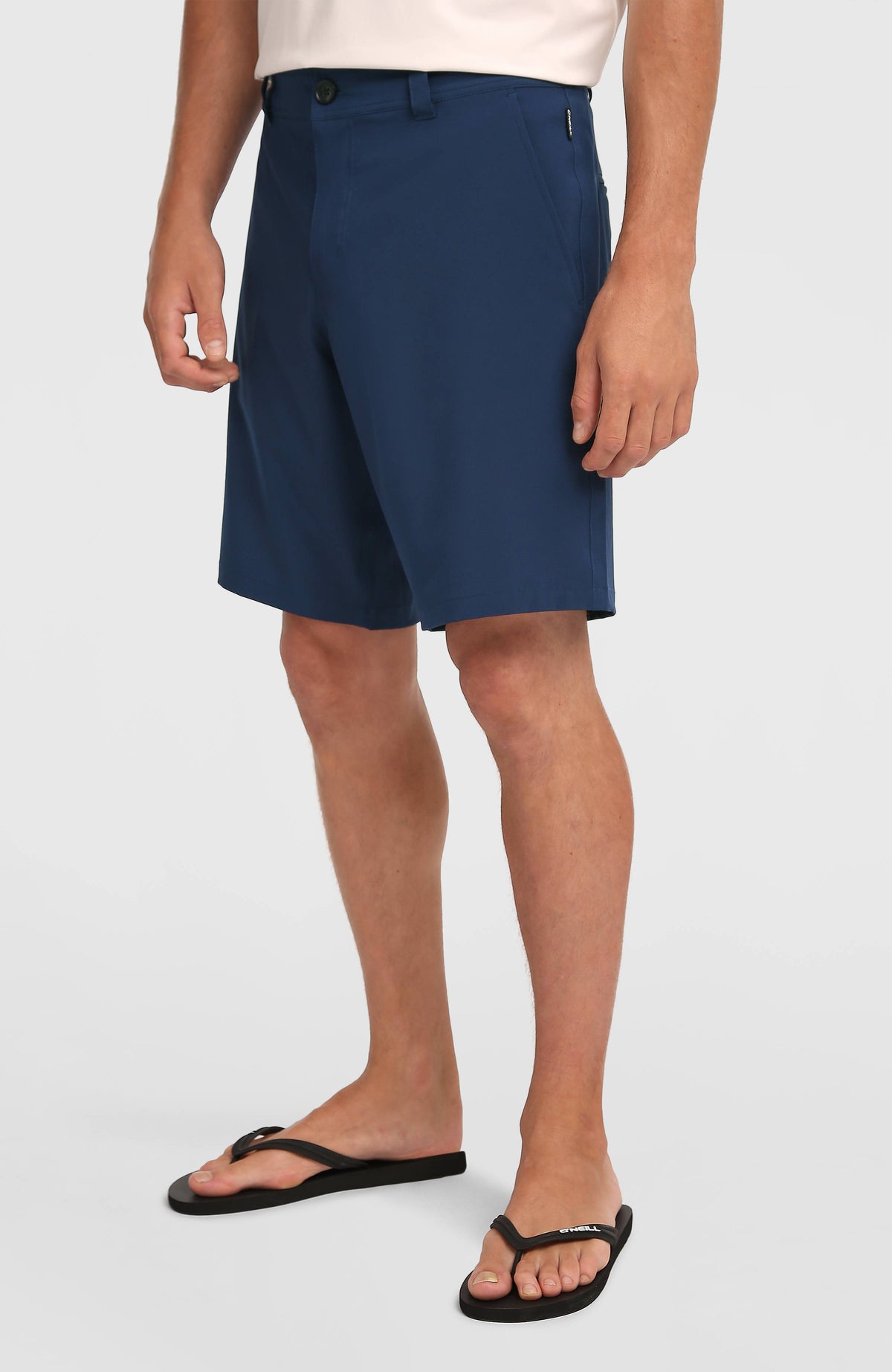 Hybrid 19" Shorts für Herren, blau, getragen am Model von vorne schräg, Ansicht von Bund und Seitentasche