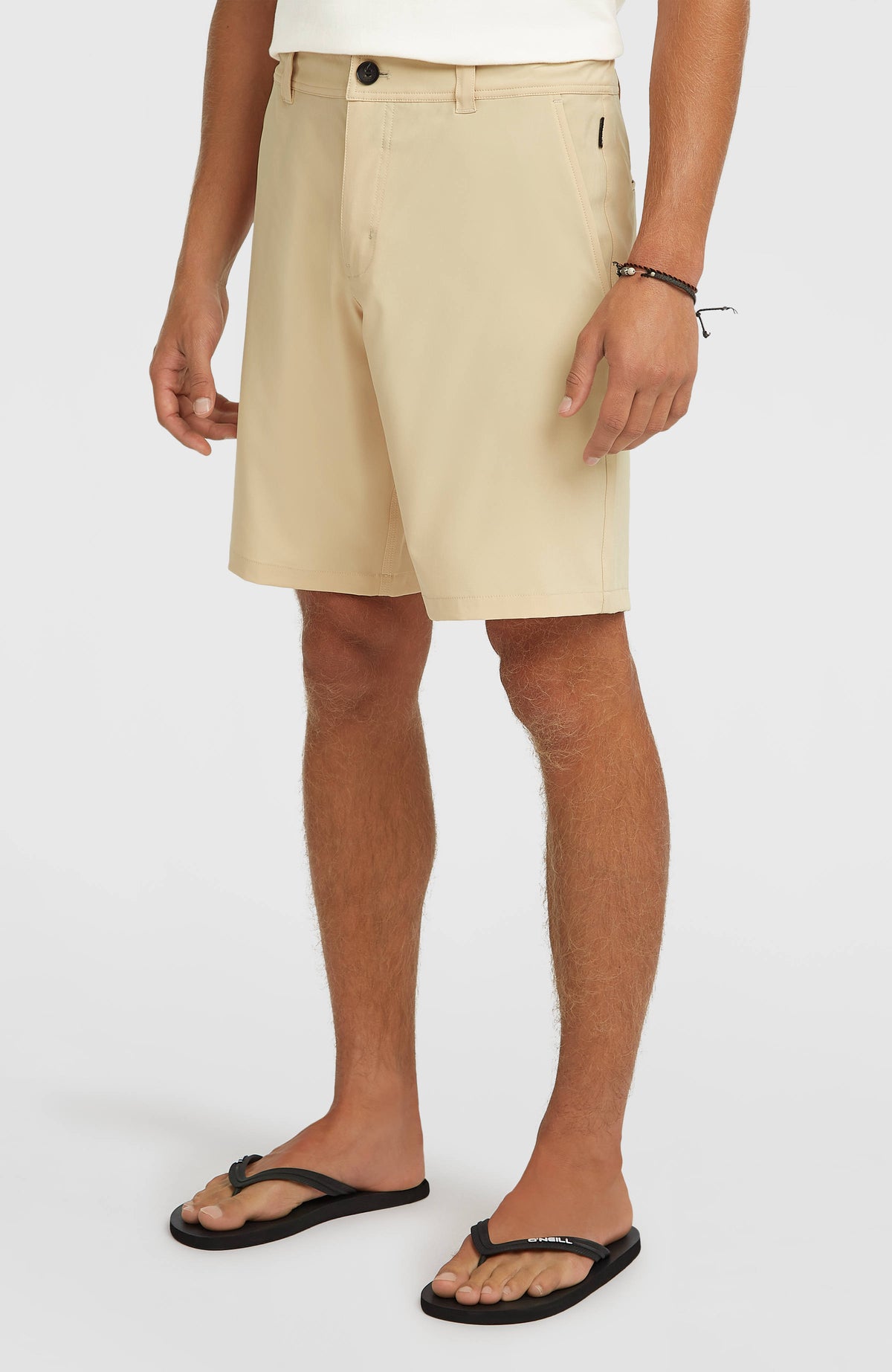 Hybrid 19" Shorts für Herren, beige, getragen am Model, schräge Vorderansicht
