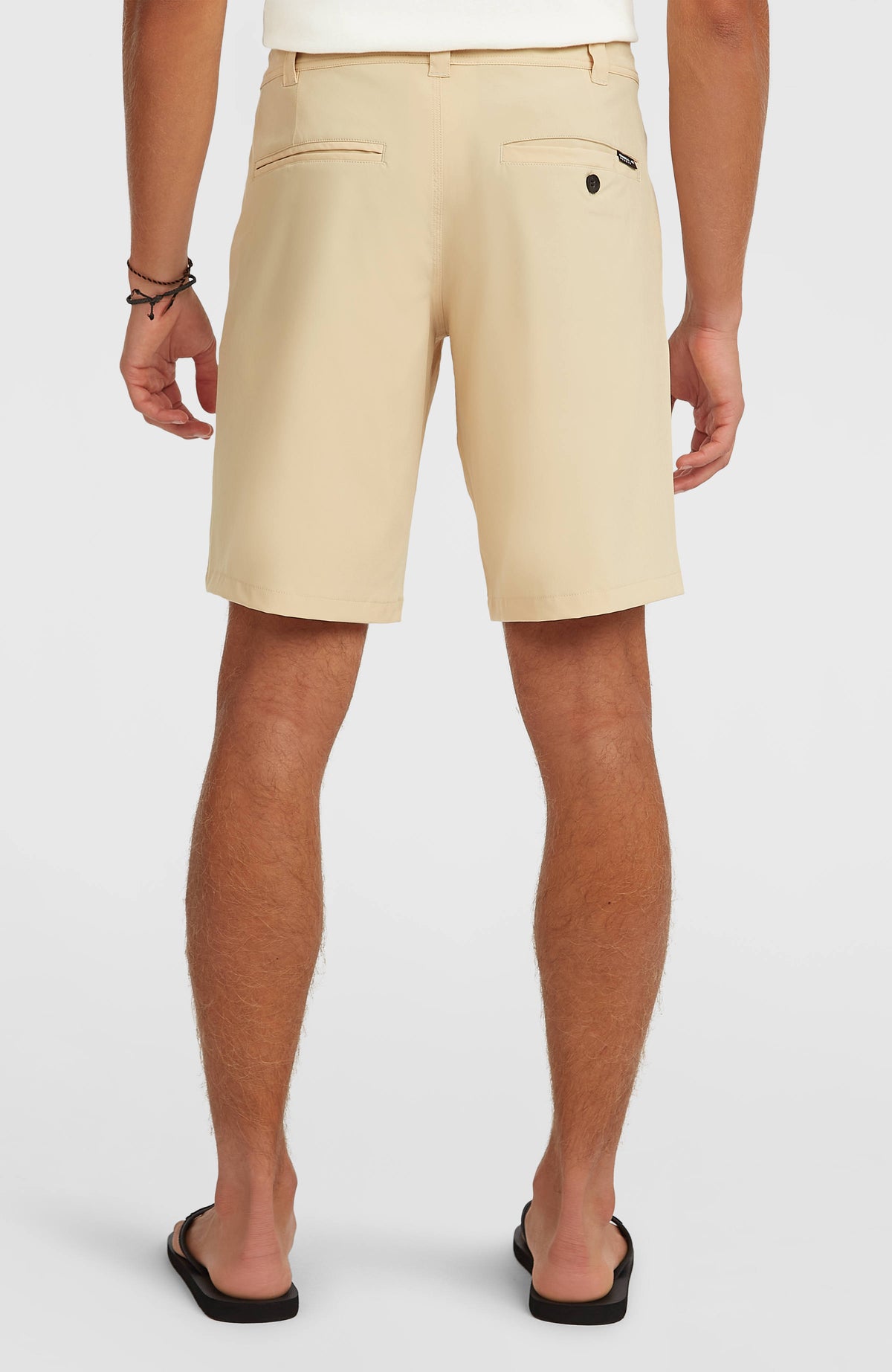 Hybrid 19" Shorts für Herren, beige, getragen am Model, Rückansicht