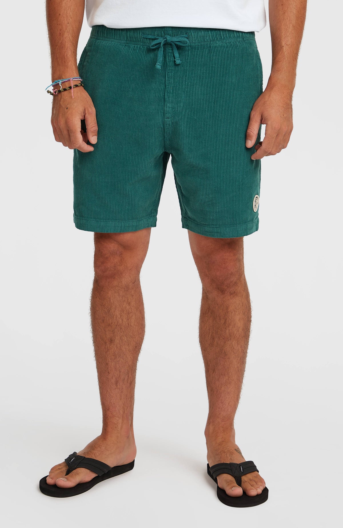 O'Riginals Cord-Shorts für Herren, grün, Vorderansicht am Model mit Kordelzug am Bund