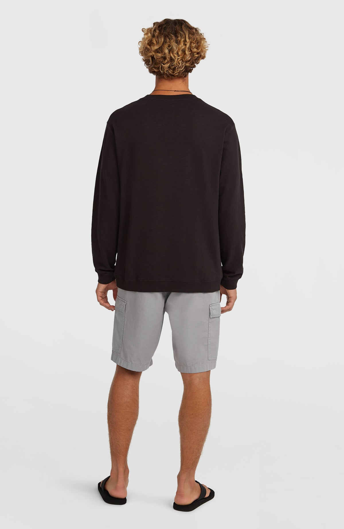Essentials Ripstop Cargo-Shorts für Herren in Grau, Rückansicht am Model mit elastischem Bund und Cargo-Taschen