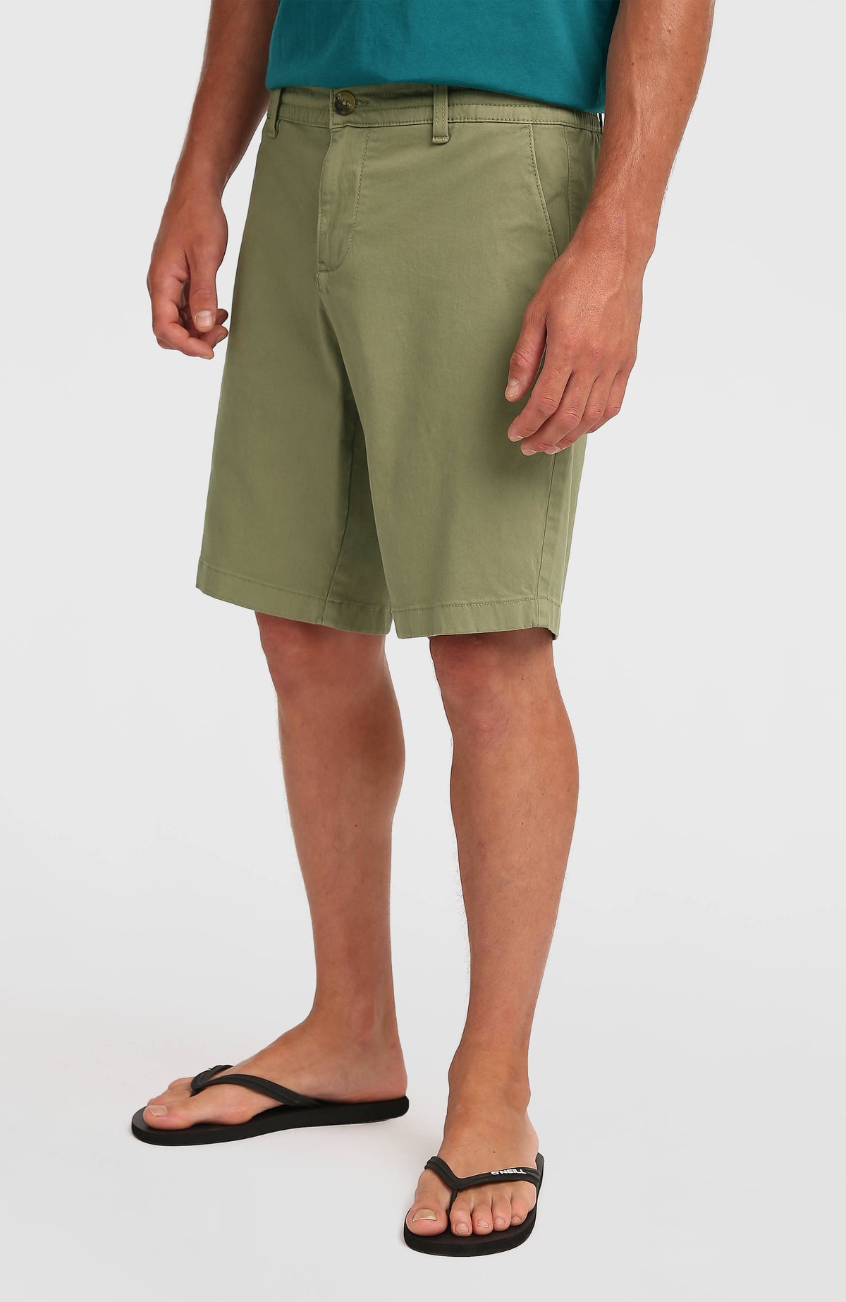 Essentials Chino-Shorts für Herren, grün, Vorderansicht am Model, Hosenbund mit Gürtelschlaufen und Knopf