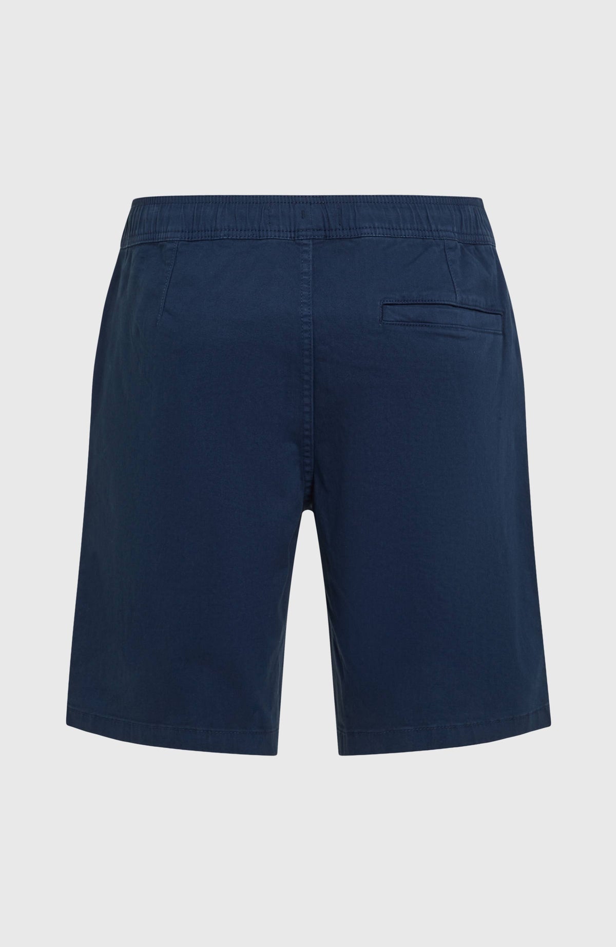 O'Riginals Walk Shorts in Blau, freigestellt von hinten mit eingelassener Gesäßtasche