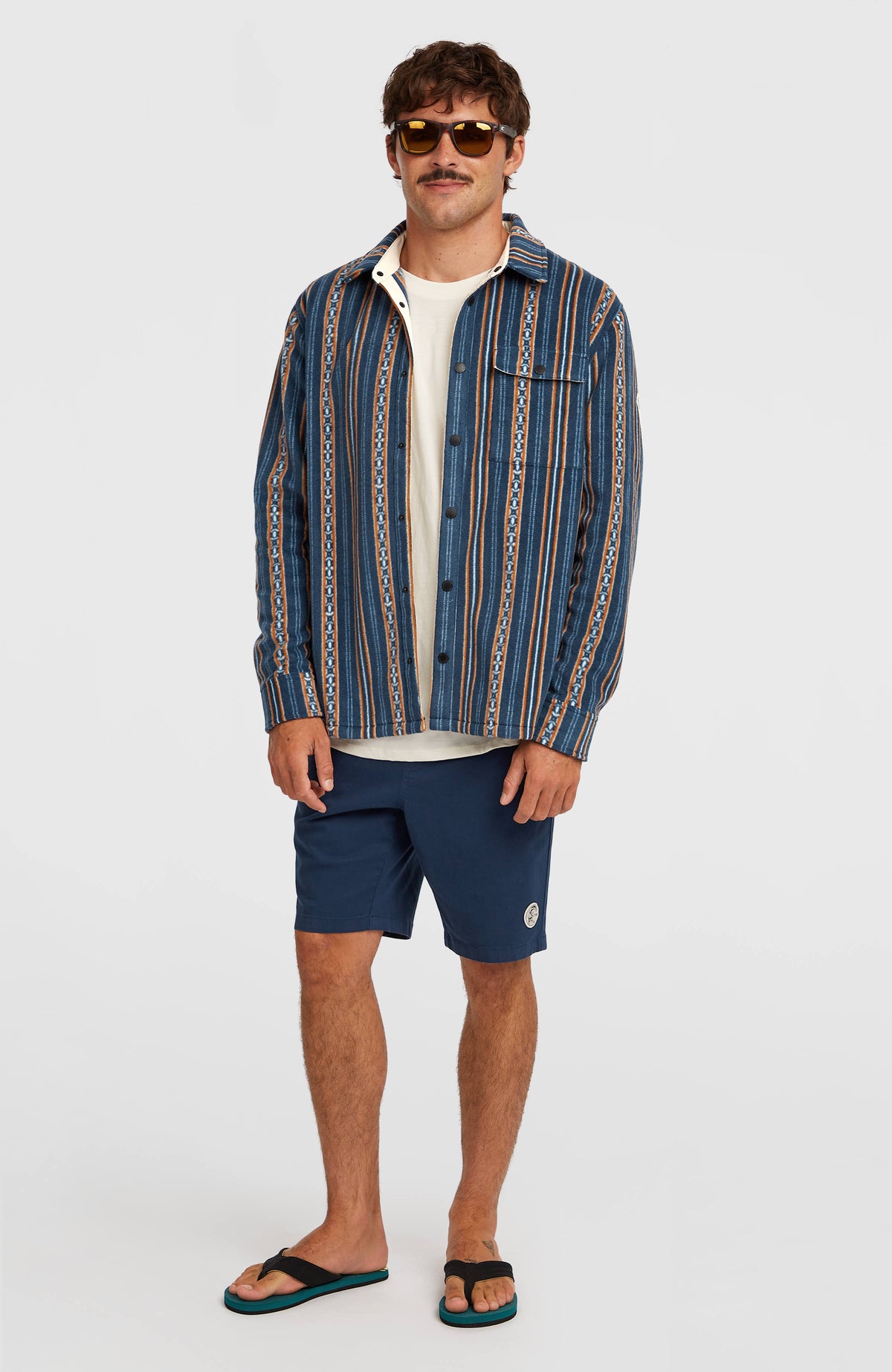 O'Neill O'Riginals Walk Shorts für Herren in Blau, getragen am Model, Ganzkörperansicht von vorne