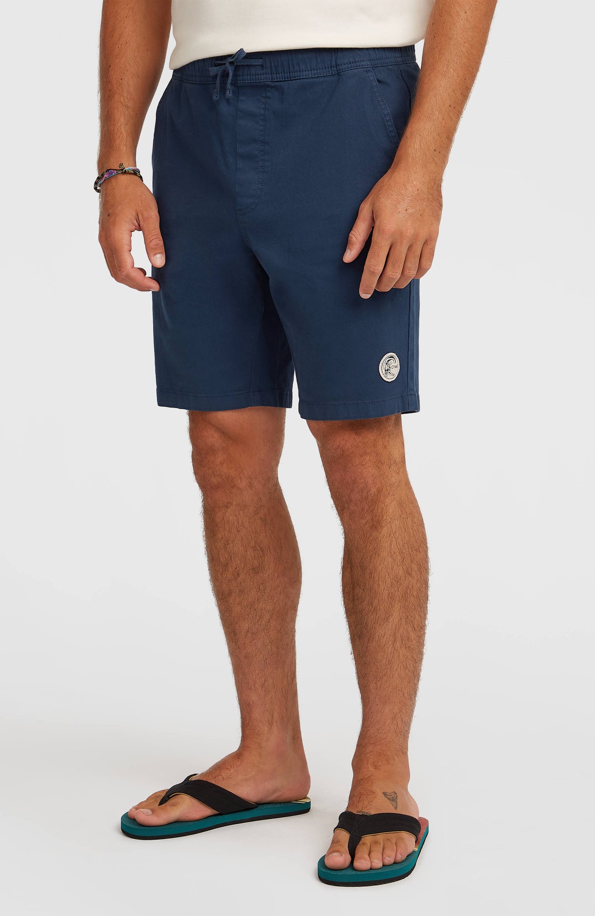 O'Riginals Walk Shorts für Herren in Blau, Vorderansicht am Model mit Kordelzug am elastischen Bund