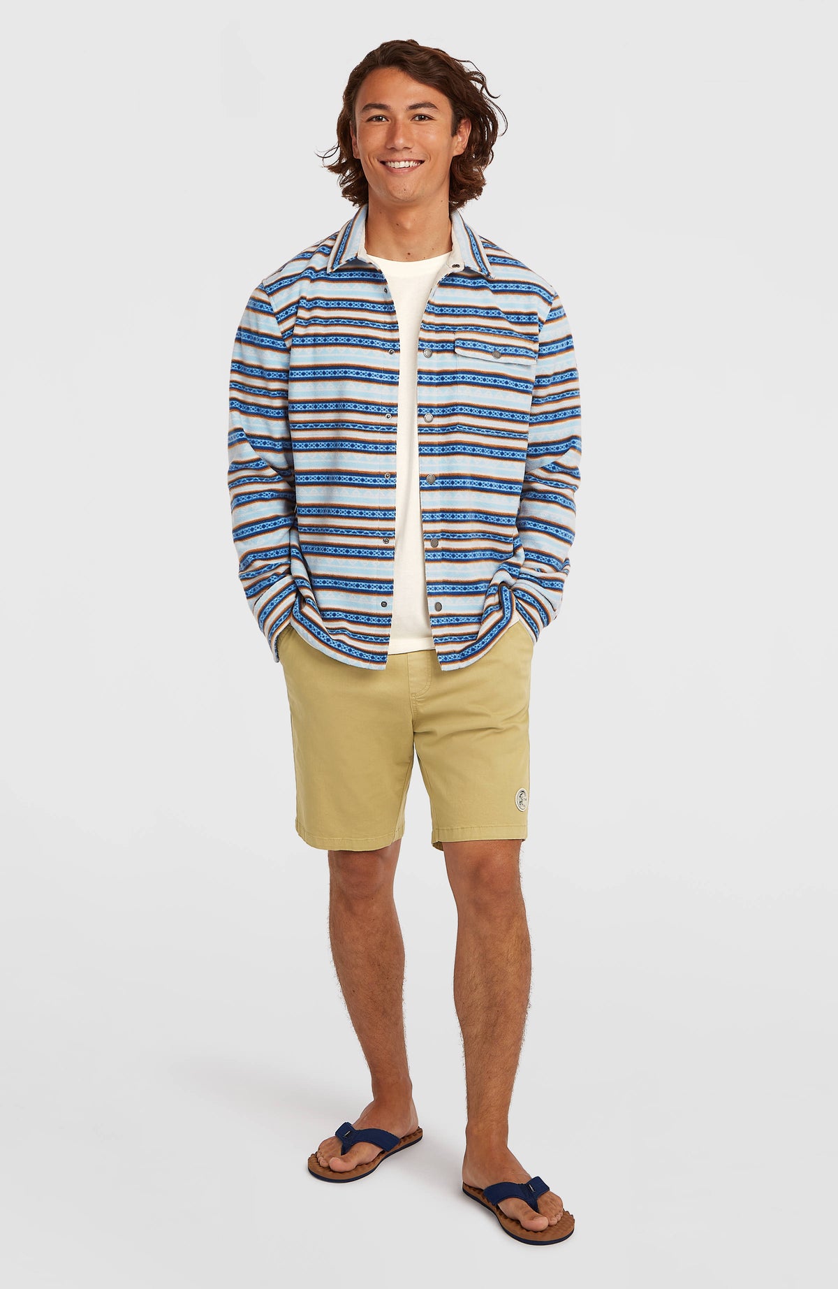 O'Neill O'Riginals Walk Shorts für Herren in Beige, getragen am Model, Ganzkörperansicht von vorne