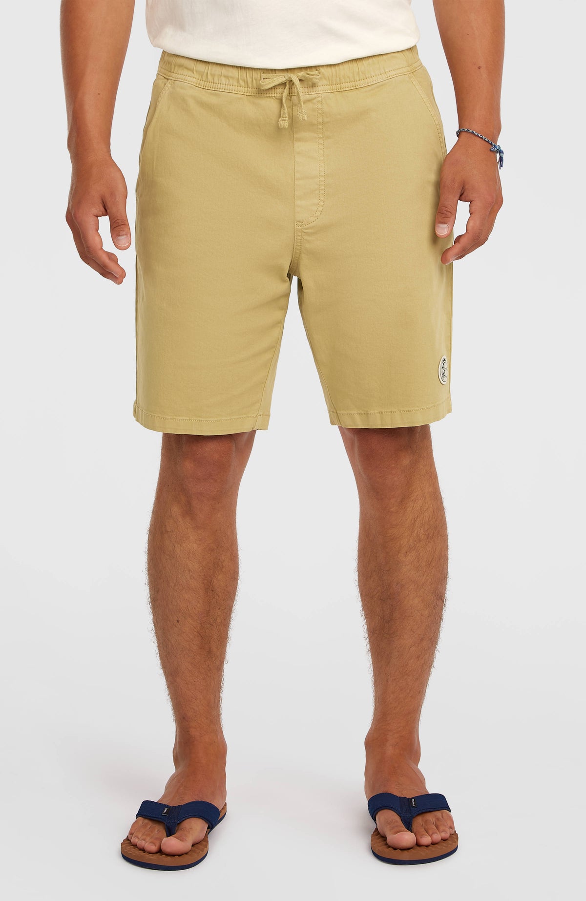 O'Riginals Walk Shorts für Herren in Beige, Vorderansicht am Model mit Kordelzug am elastischen Bund