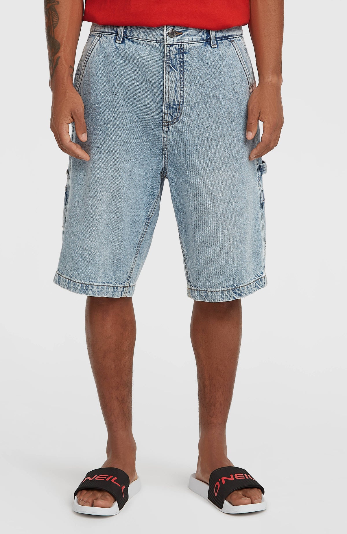 Essentials Jeansshorts für Herren, blau, getragen am Model, Vorderansicht mit schrägen Eingrifftaschen