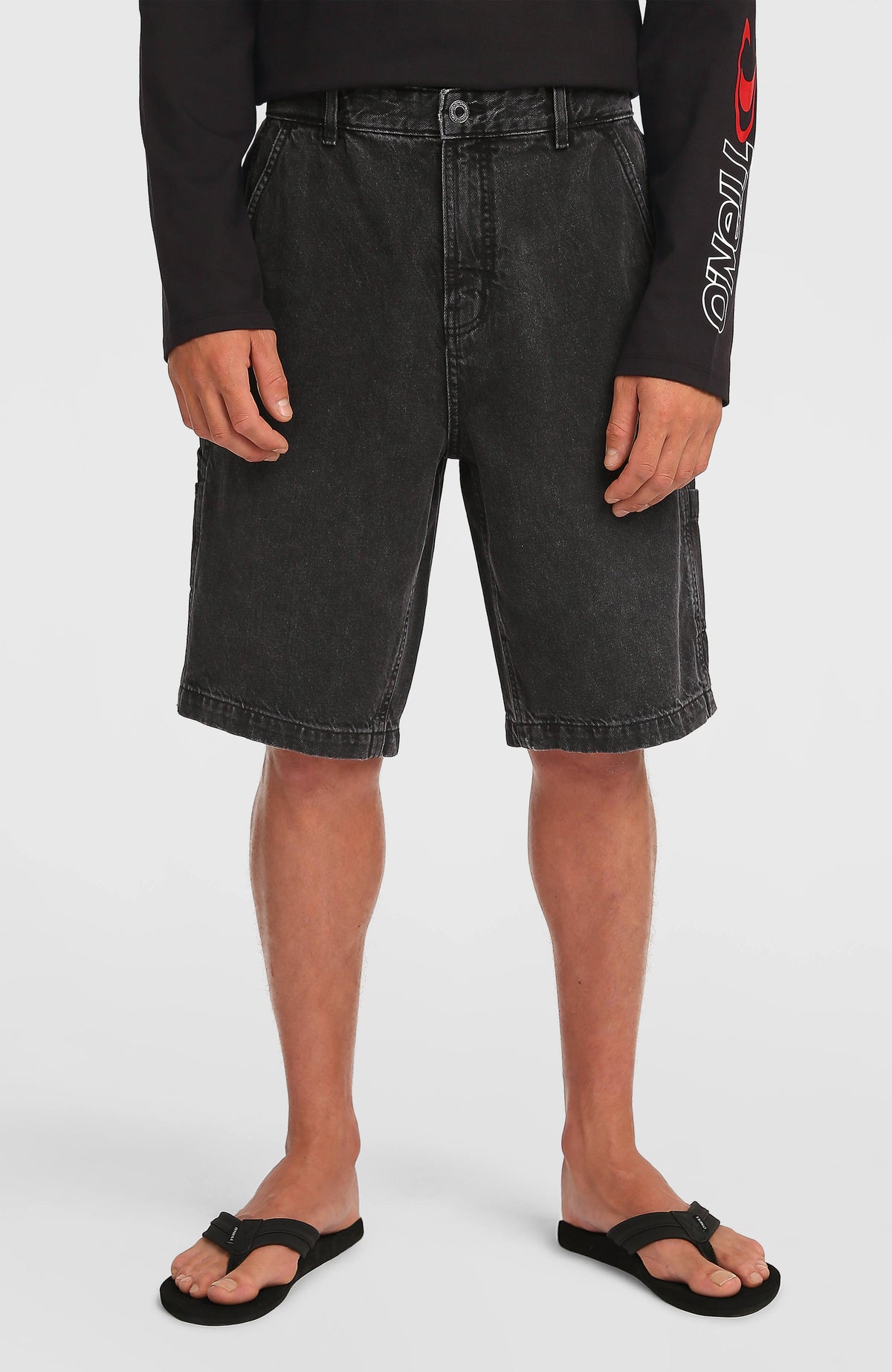 Essentials Jeansshorts für Herren, schwarz, Vorderansicht mit Hosenbund und Eingrifftaschen am Model