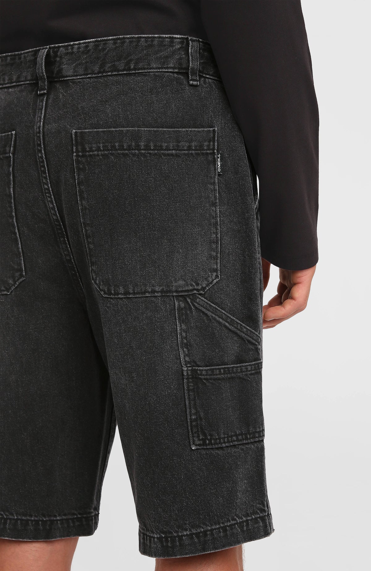 Essentials Jeansshorts für Herren, schwarz, Nahaufnahme der Gesäßtasche und seitlichen Werkzeugtasche