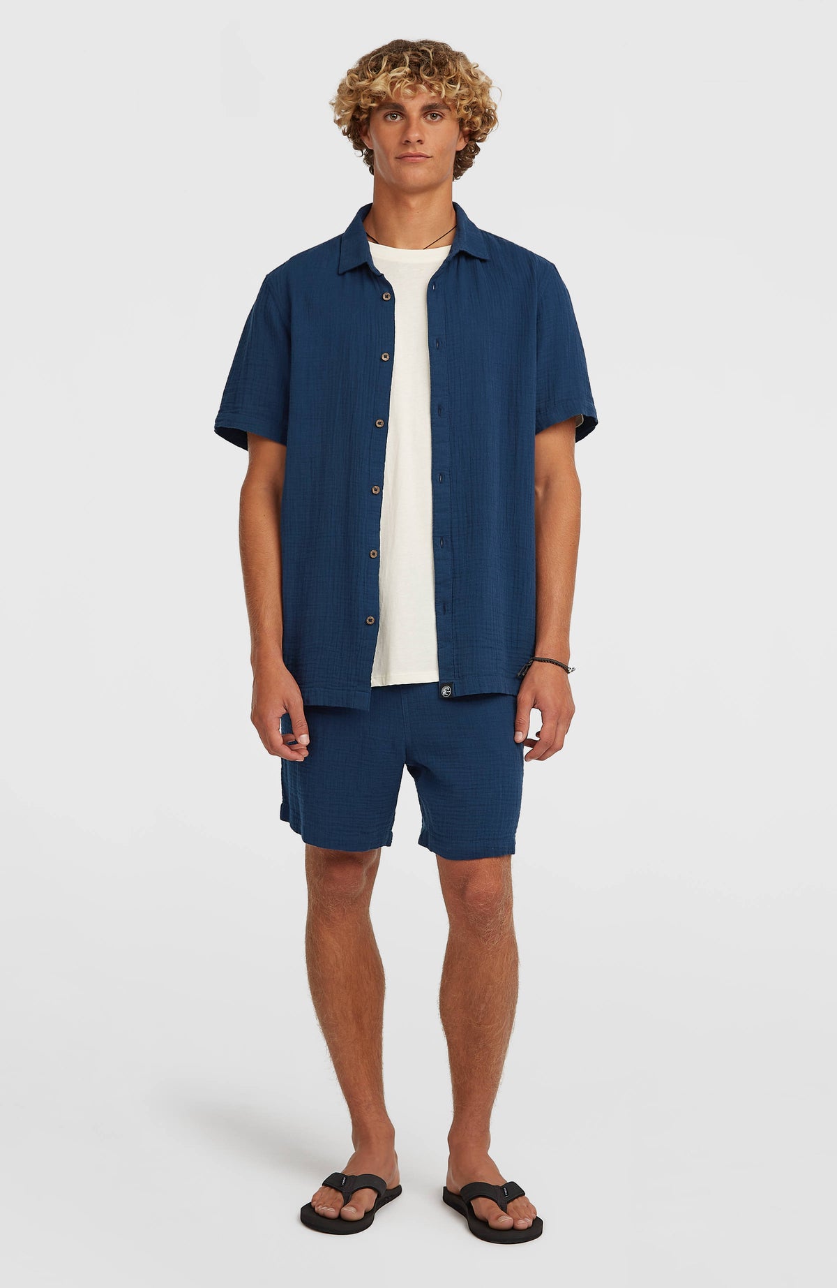 O'Neill O'Riginals Structure Shorts für Herren, blau, Vorderansicht am Model, kombiniert mit passendem Hemd