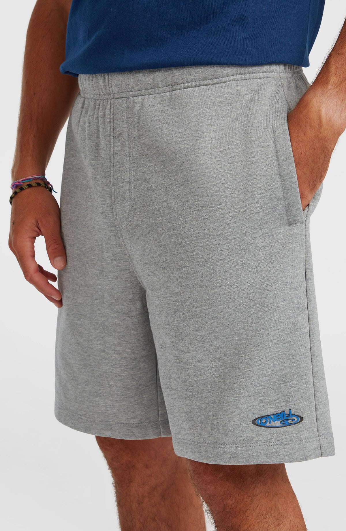 Nahaufnahme der grauen Essentials 90s Sweatshorts für Herren mit seitlicher Eingrifftasche und kleinem Logo