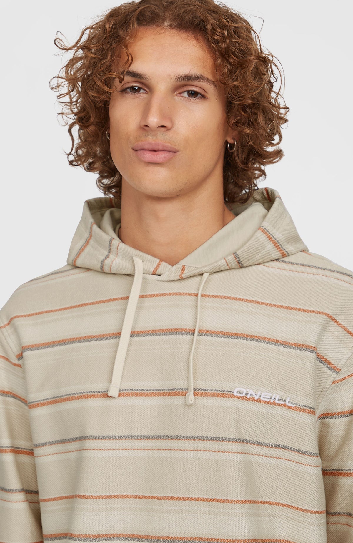 Bavaro Hoodie, beige mit Streifenmuster in Orange und Grau, Nahaufnahme von Kapuze, Kordelzug und Logo-Schriftzug