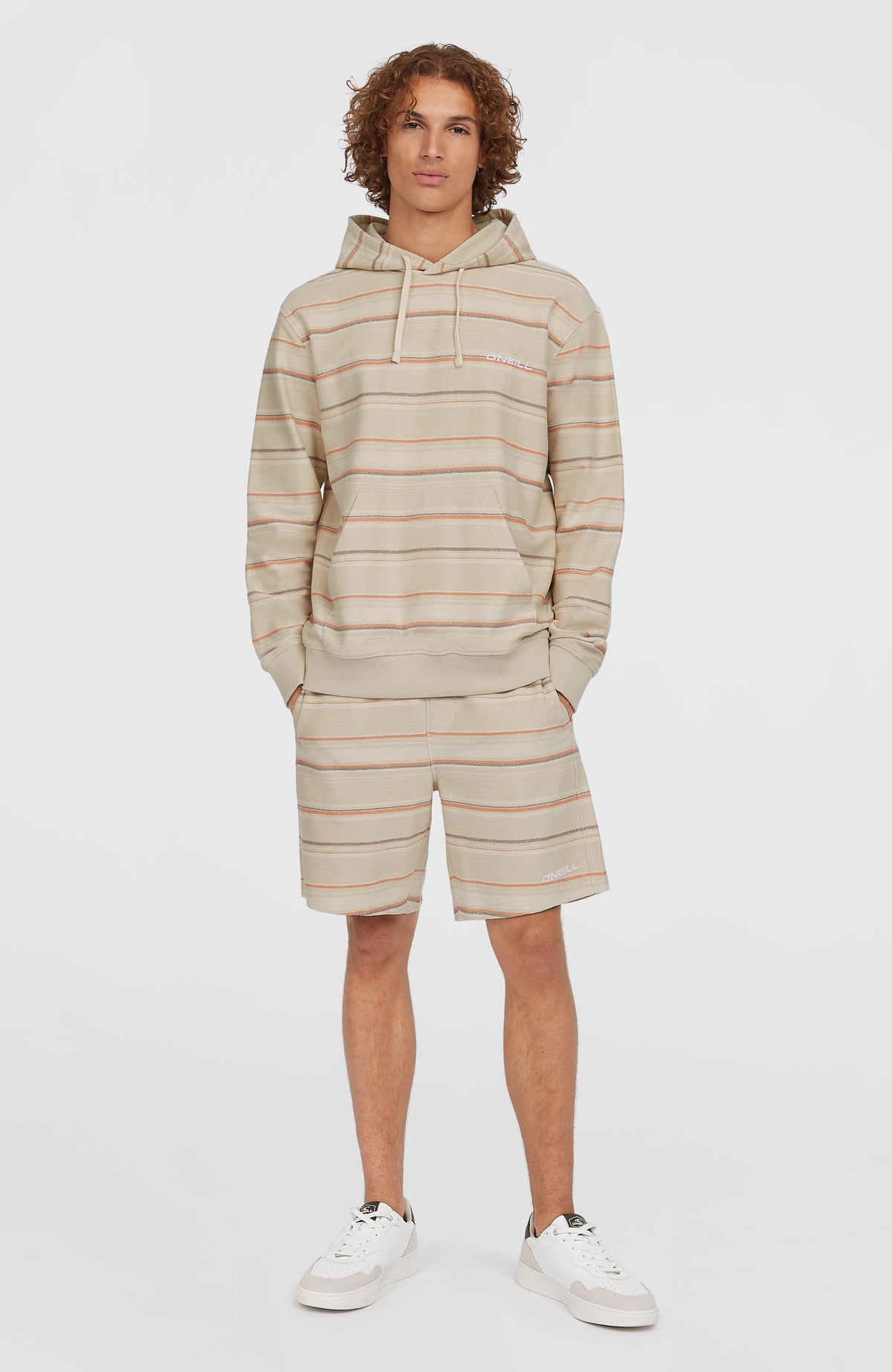 Bavaro Hoodie für Herren, beige mit Streifenmuster in Orange und Grau, Ganzkörperansicht am Model von vorne