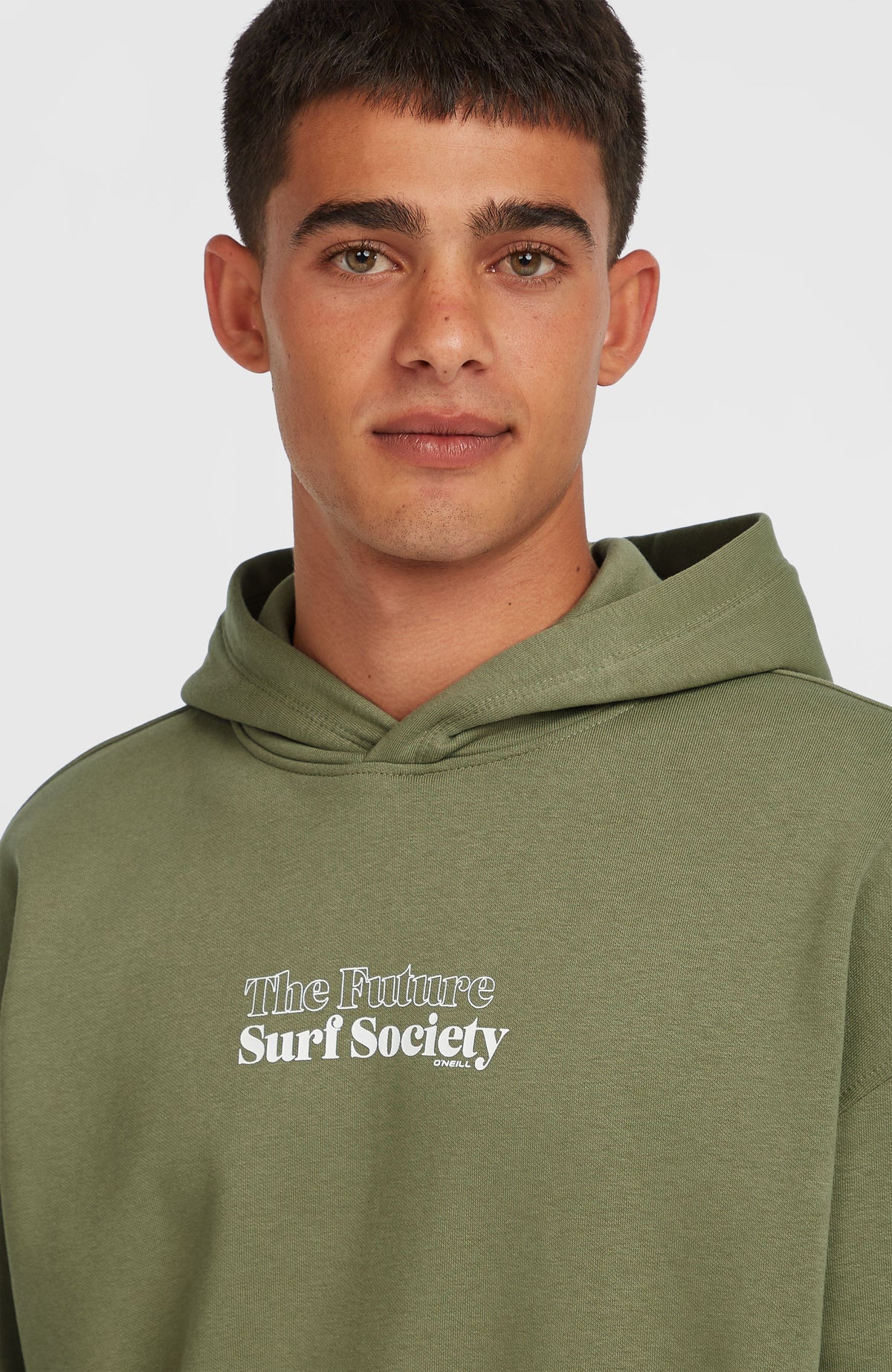 Future Surf Society Hoodie für Herren, grün, Nahaufnahme von Kragen und Logo-Print in Weiß am Model