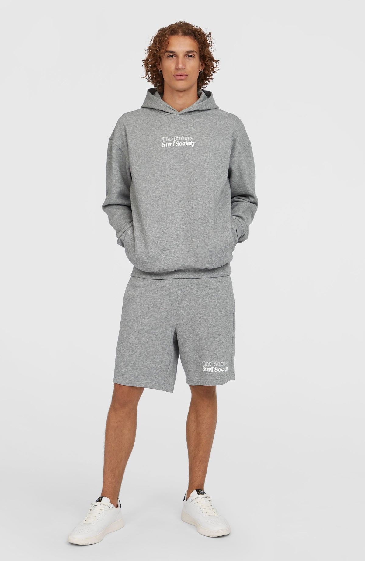 Future Surf Society Hoodie für Herren, grau mit Logo-Print in Weiß, Ganzkörperansicht am Model