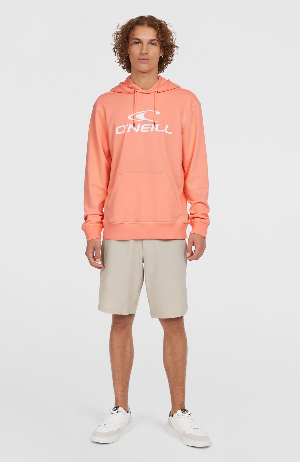 Logo Hoodie für Herren, pink mit Logo-Print in Weiß, Ganzkörperansicht am Model von vorne