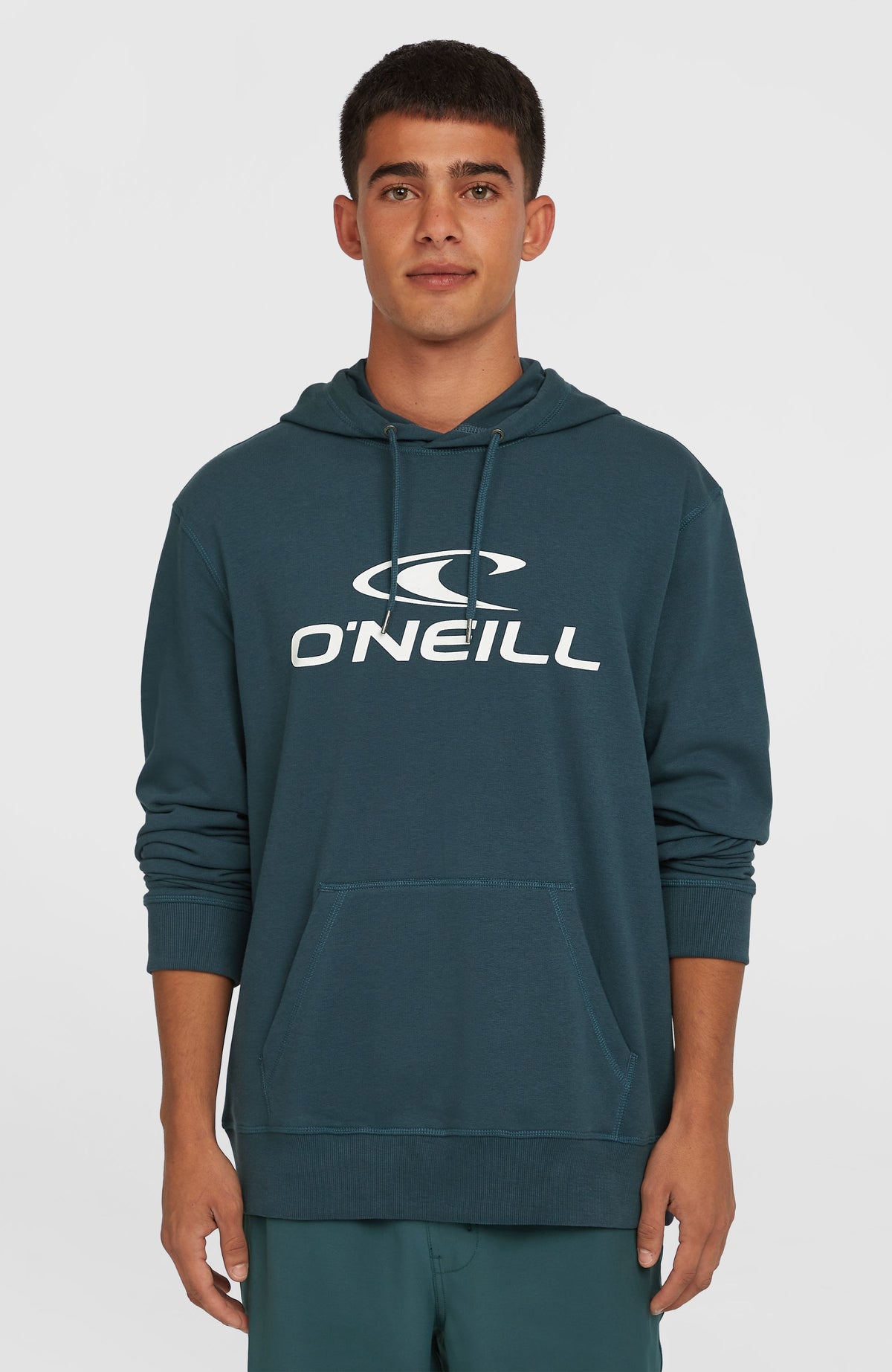 O'Neill Logo Hoodie für Herren, blau mit Logo-Print in Weiß, Vorderansicht am Model mit Kängurutasche
