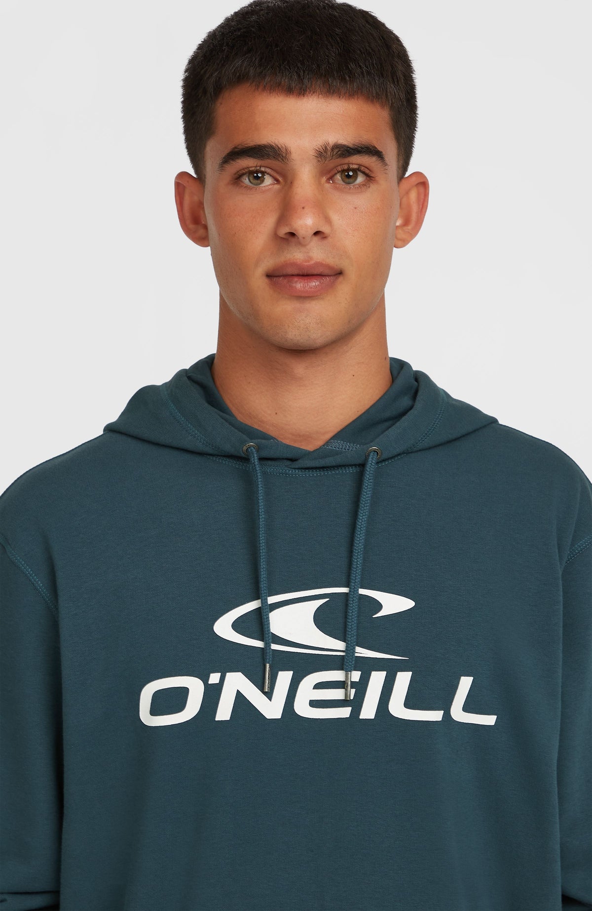 Nahaufnahme von Kragenbereich, Kordelzug und Logo-Print in Weiß des blauen Logo Hoodie am Model